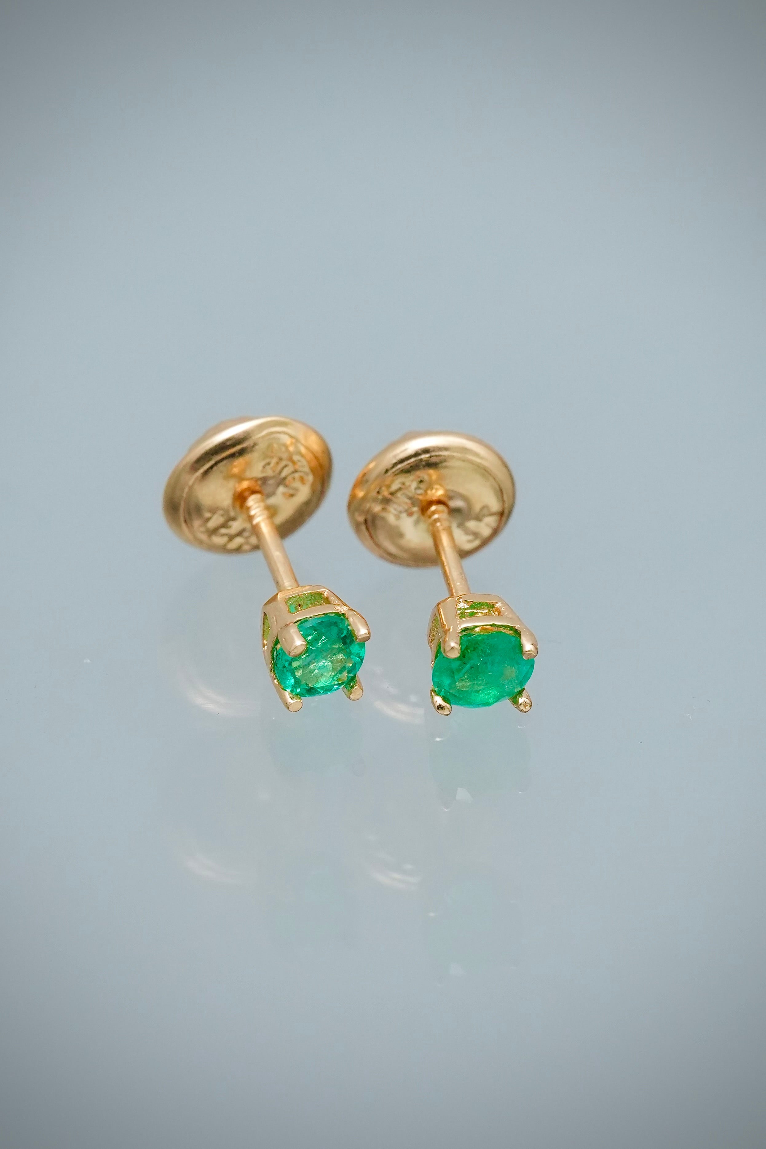 Topos con 26pts de Esmeralda 0.65gr / 0.3cm / 3.3mm — Oro Amarillo