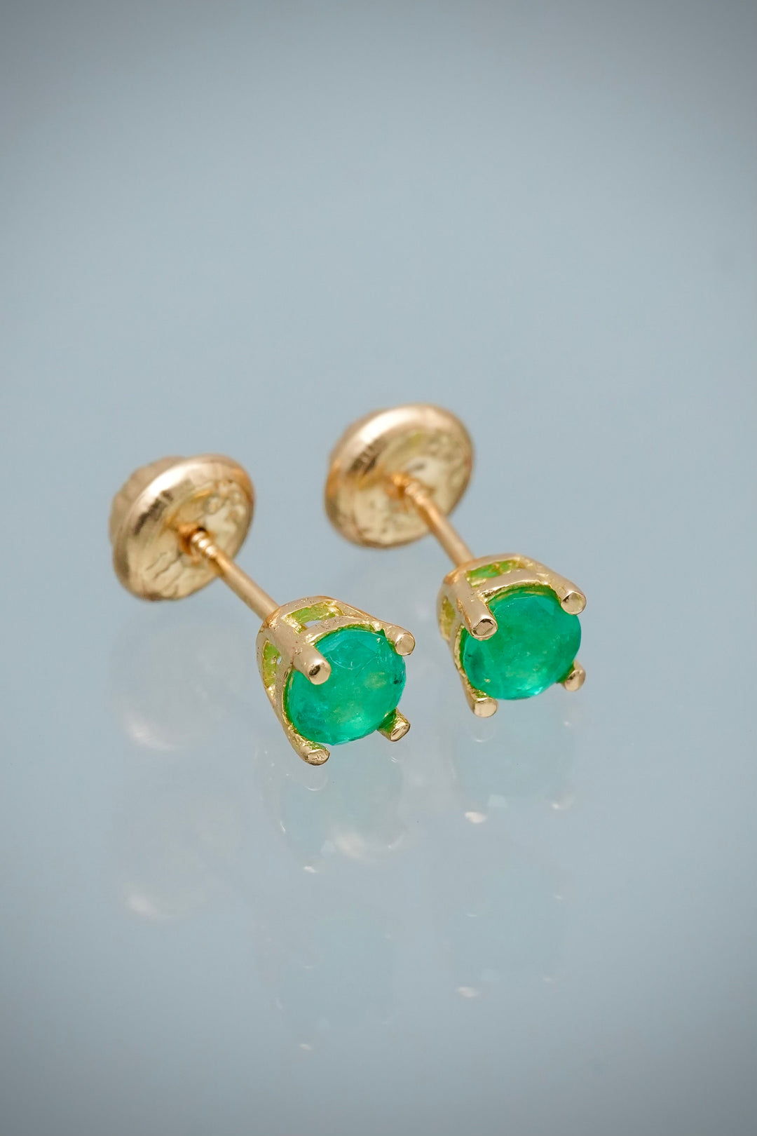 Topos con 56pts de Esmeralda 0.95gr / 0.4cm / 4.2mm — Oro Amarillo