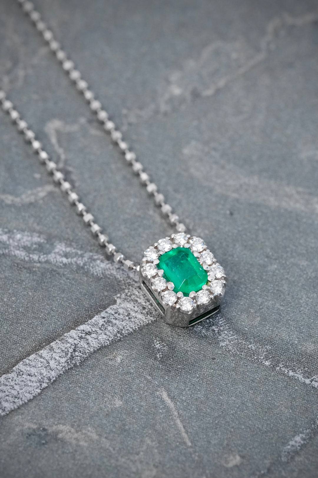 Cadena con Dije 22pts de Esmeralda y 12pts de Diamantes 2.3gr / 40cm / 0.95mm — Oro Blanco