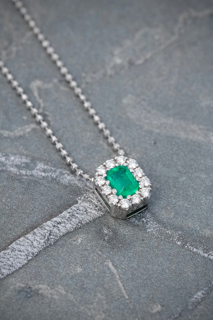 Cadena con Dije 22pts de Esmeralda y 12pts de Diamantes 2.3gr / 40cm / 0.95mm — Oro Blanco