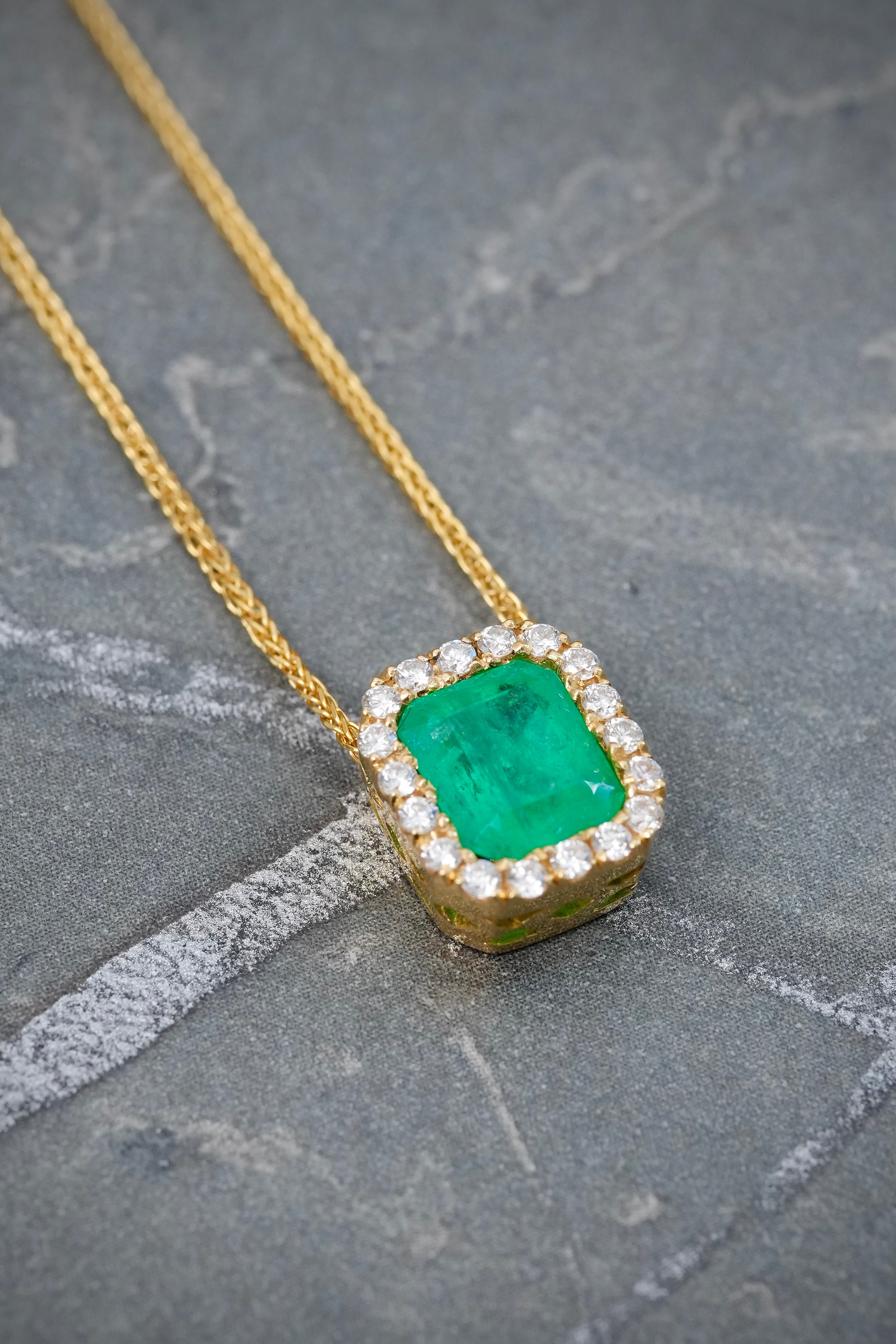 Cadena con Dije 130pts de Esmeralda y 16pts de Diamantes 3.75gr / 45cm / 0.7mm — Oro Amarillo