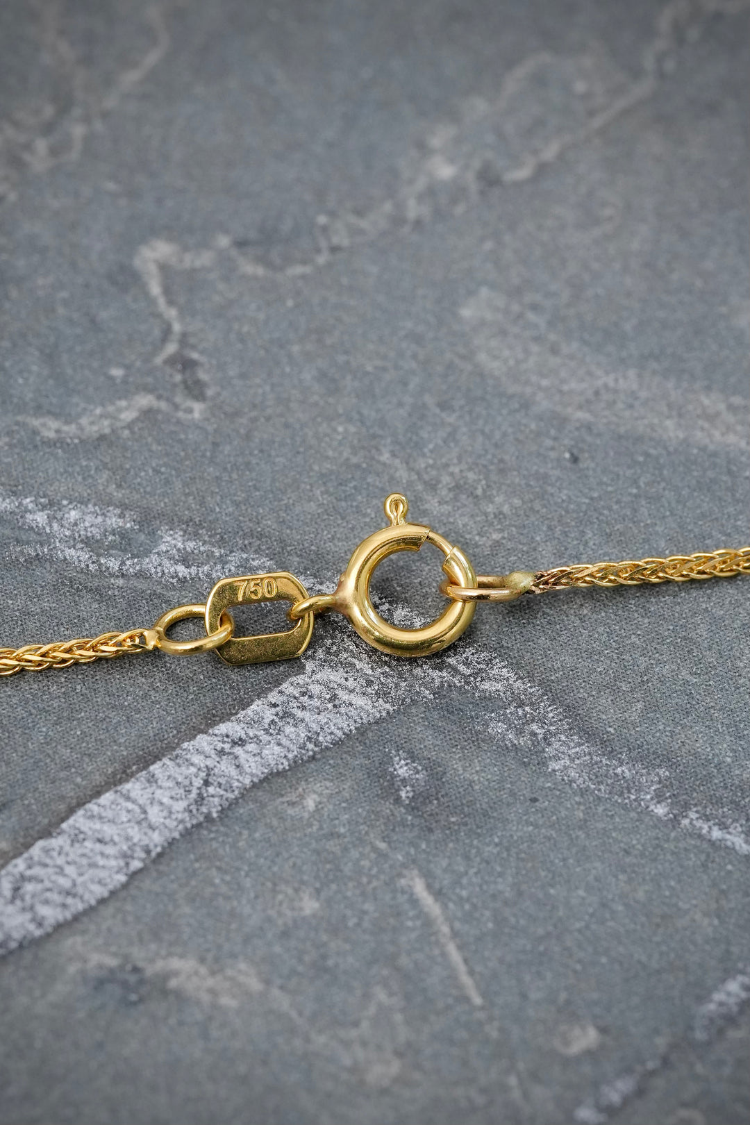 Cadena con Dije 130pts de Esmeralda y 16pts de Diamantes 3.75gr / 45cm / 0.7mm — Oro Amarillo