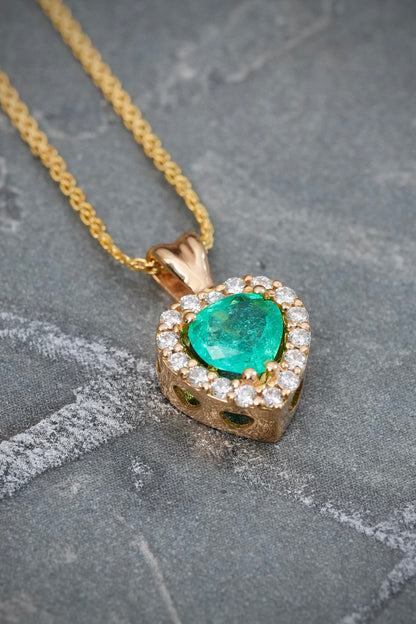 Cadena con Dije Corazon con 55pts de Esmeralda y 16pts de Diamantes 2.75gr / 45cm / 1mm — Oro Amarillo