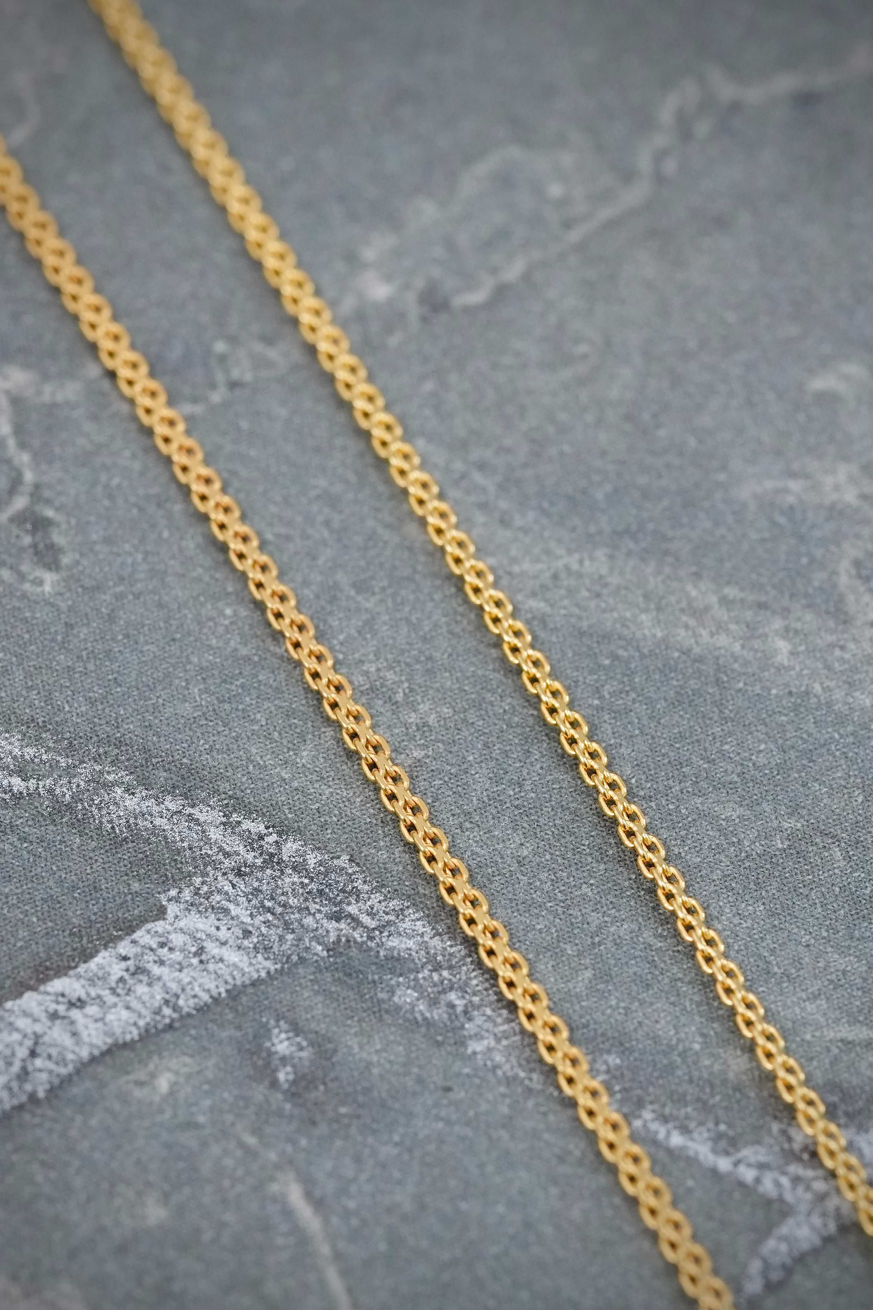 Cadena con Dije Corazon con 55pts de Esmeralda y 16pts de Diamantes 2.75gr / 45cm / 1mm — Oro Amarillo