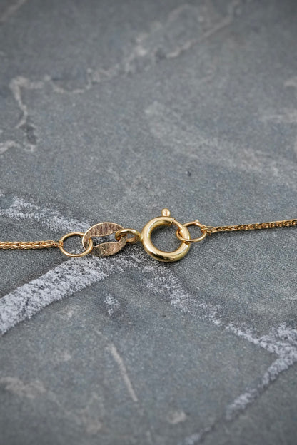 Cadena con Dije 22pts de Esmeralda 1.3gr / 45cm / 0.4mm — Oro Amarillo