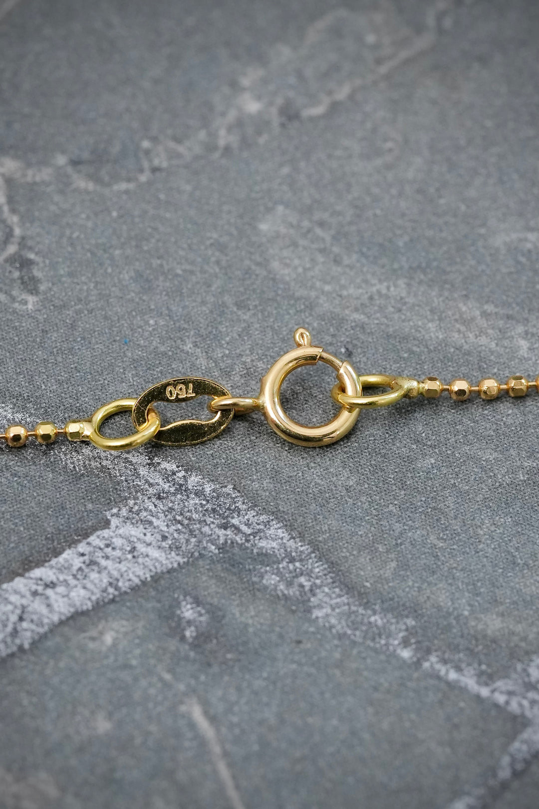 Cadena con Dije 130pts de Esmeralda 3gr / 45cm / 1mm — Oro Amarillo