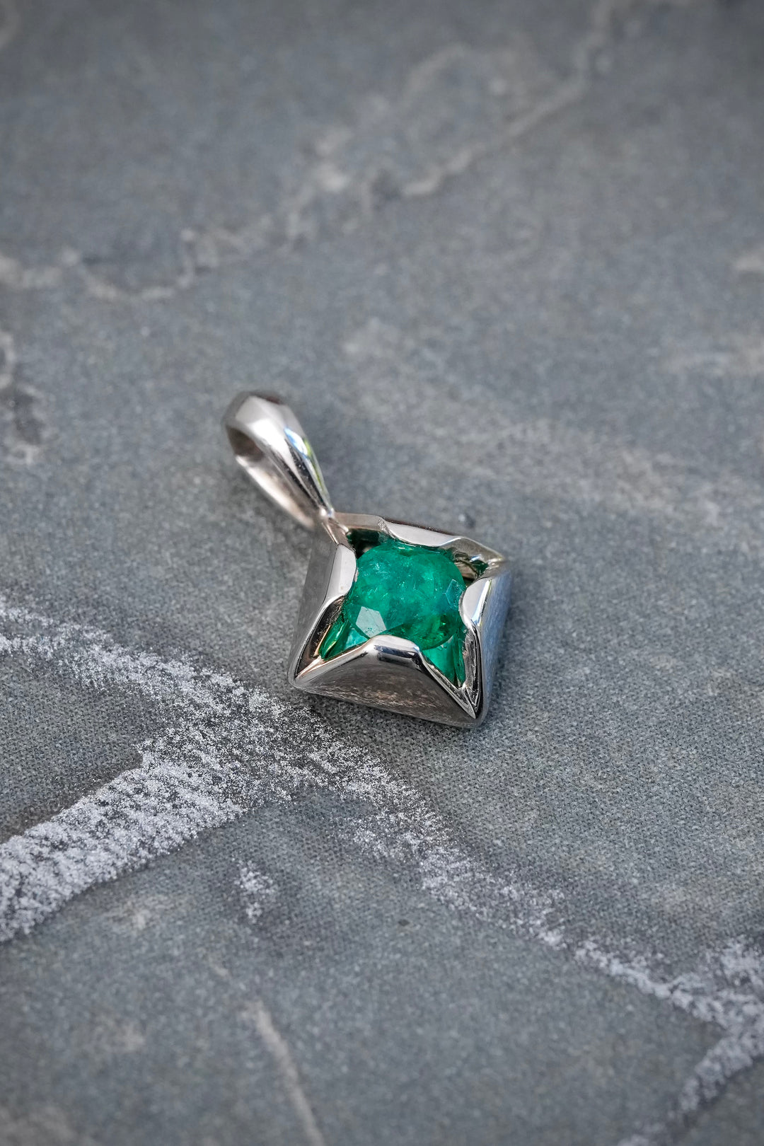 Dije con 28pts de Esmeralda 1.1gr / 1.3cm / 8.4mm — Oro Blanco