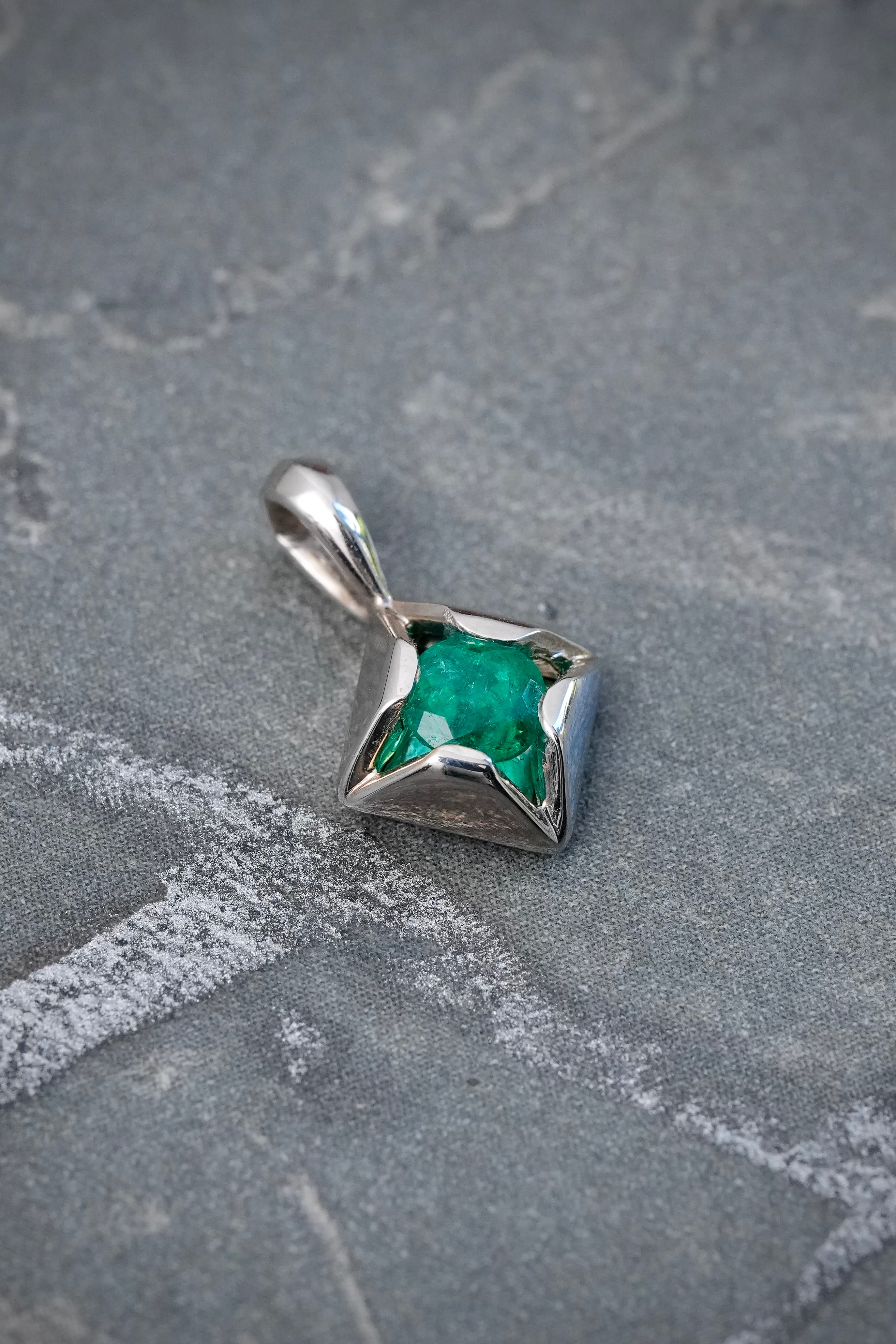 Dije con 28pts de Esmeralda 1.1gr / 1.3cm / 8.4mm — Oro Blanco