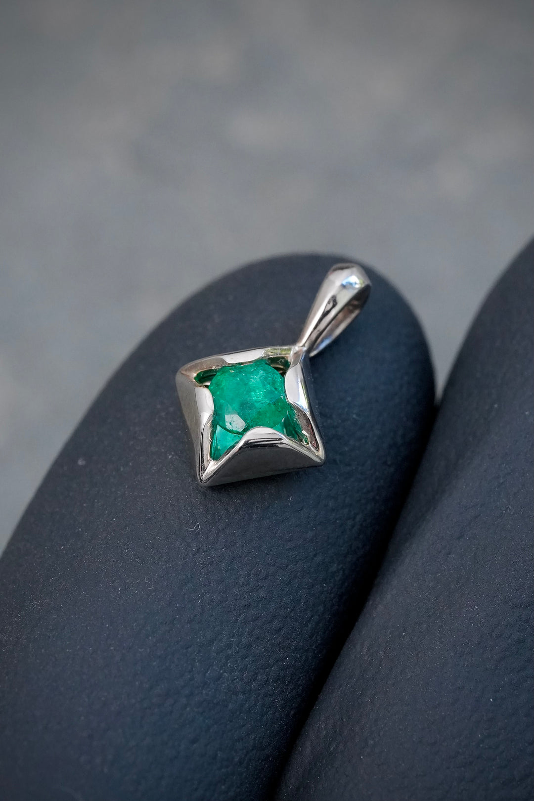 Dije con 28pts de Esmeralda 1.1gr / 1.3cm / 8.4mm — Oro Blanco