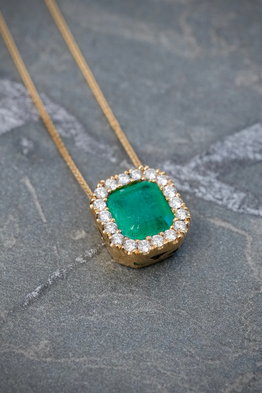 Cadena con Dije 65pts de Esmeralda y 16pts de Diamantes 2.25gr / 45cm / 0.4mm — Oro Amarillo
