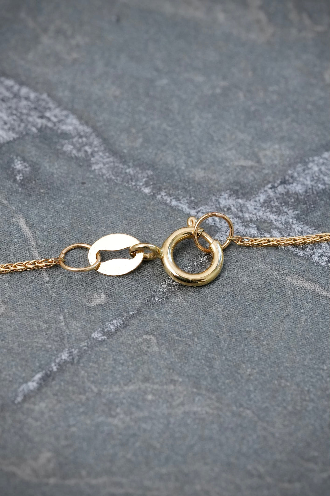 Cadena con Dije 65pts de Esmeralda y 16pts de Diamantes 2.25gr / 45cm / 0.4mm — Oro Amarillo