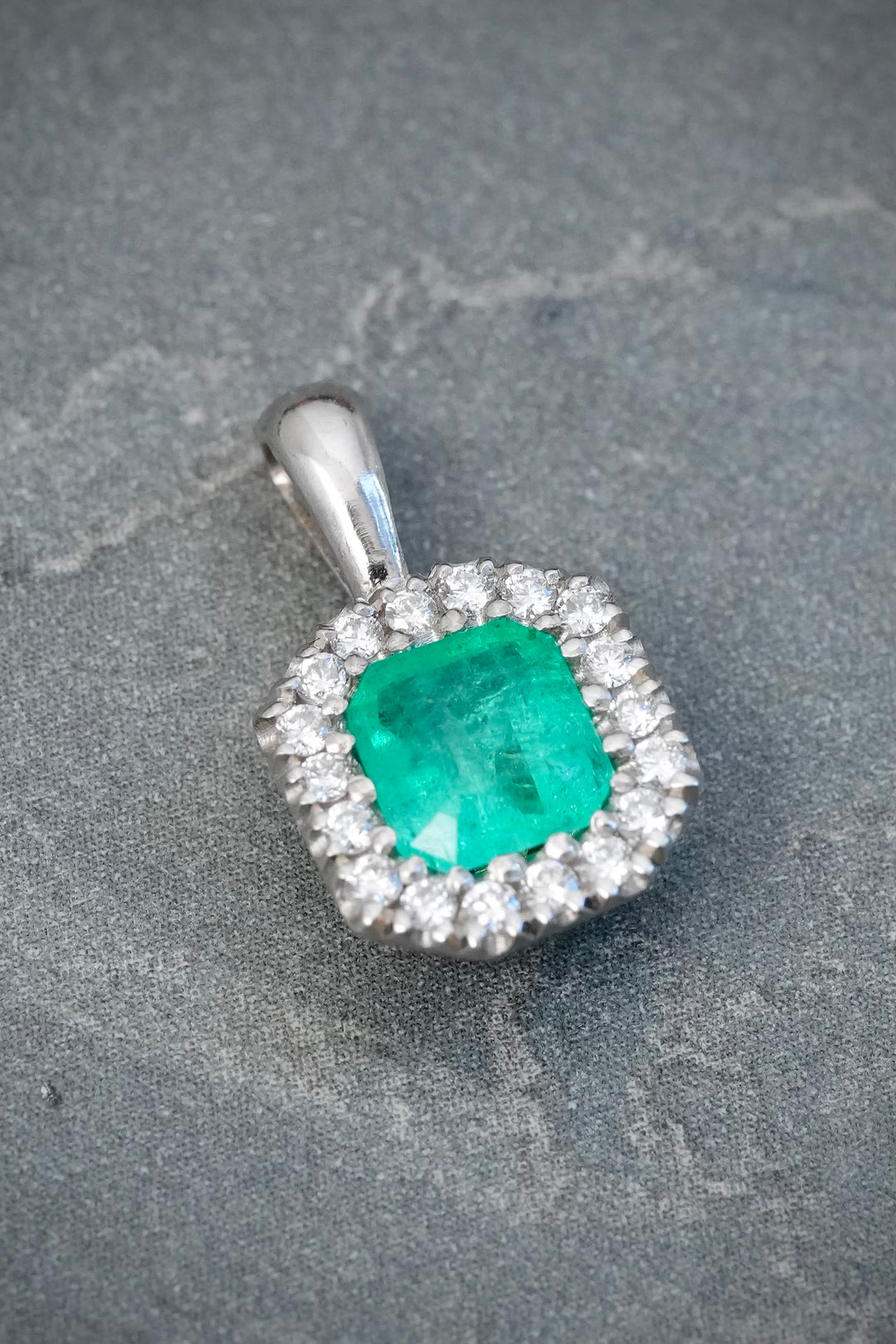 Dije con 70pts de Esmeralda y 16pts de Diamantes 1.8gr / 1.5cm / 8.9mm — Oro Blanco