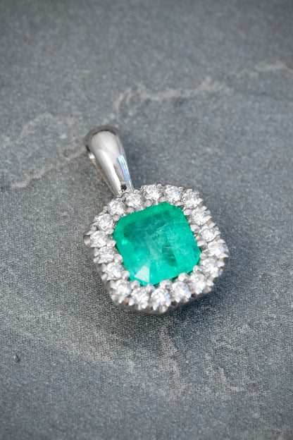 Dije con 70pts de Esmeralda y 16pts de Diamantes 1.8gr / 1.5cm / 8.9mm — Oro Blanco