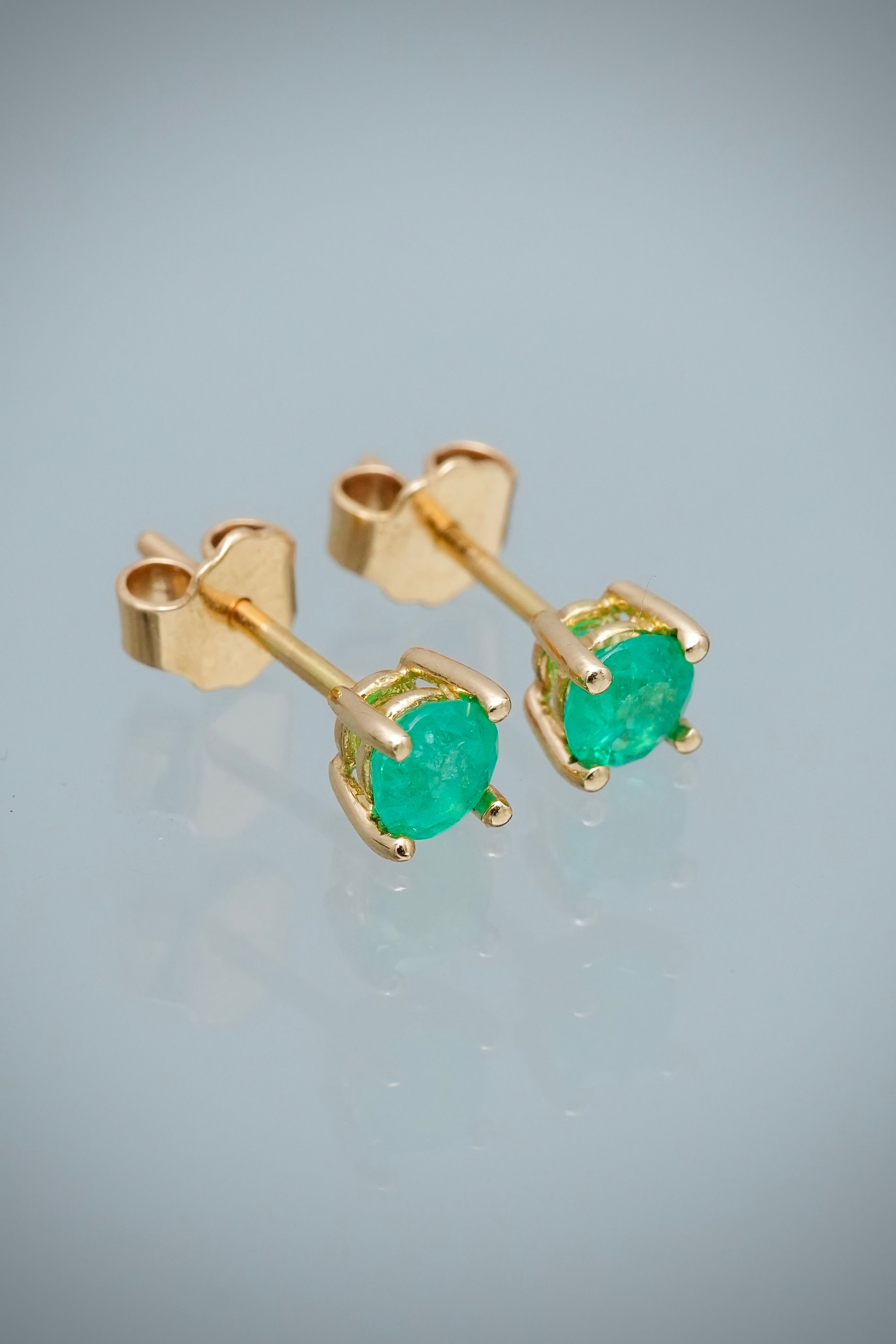 Topos con 76pts de Esmeralda 1.5gr / 0.4cm / 4.7mm — Oro Amarillo