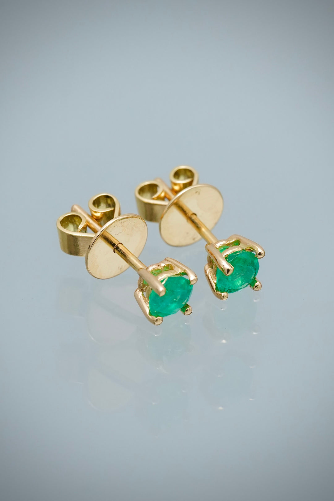 Topos con 62pts de Esmeralda 1.8gr / 0.4cm / 4.3mm — Oro Amarillo