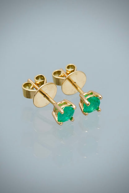 Topos con 62pts de Esmeralda 1.8gr / 0.4cm / 4.3mm — Oro Amarillo