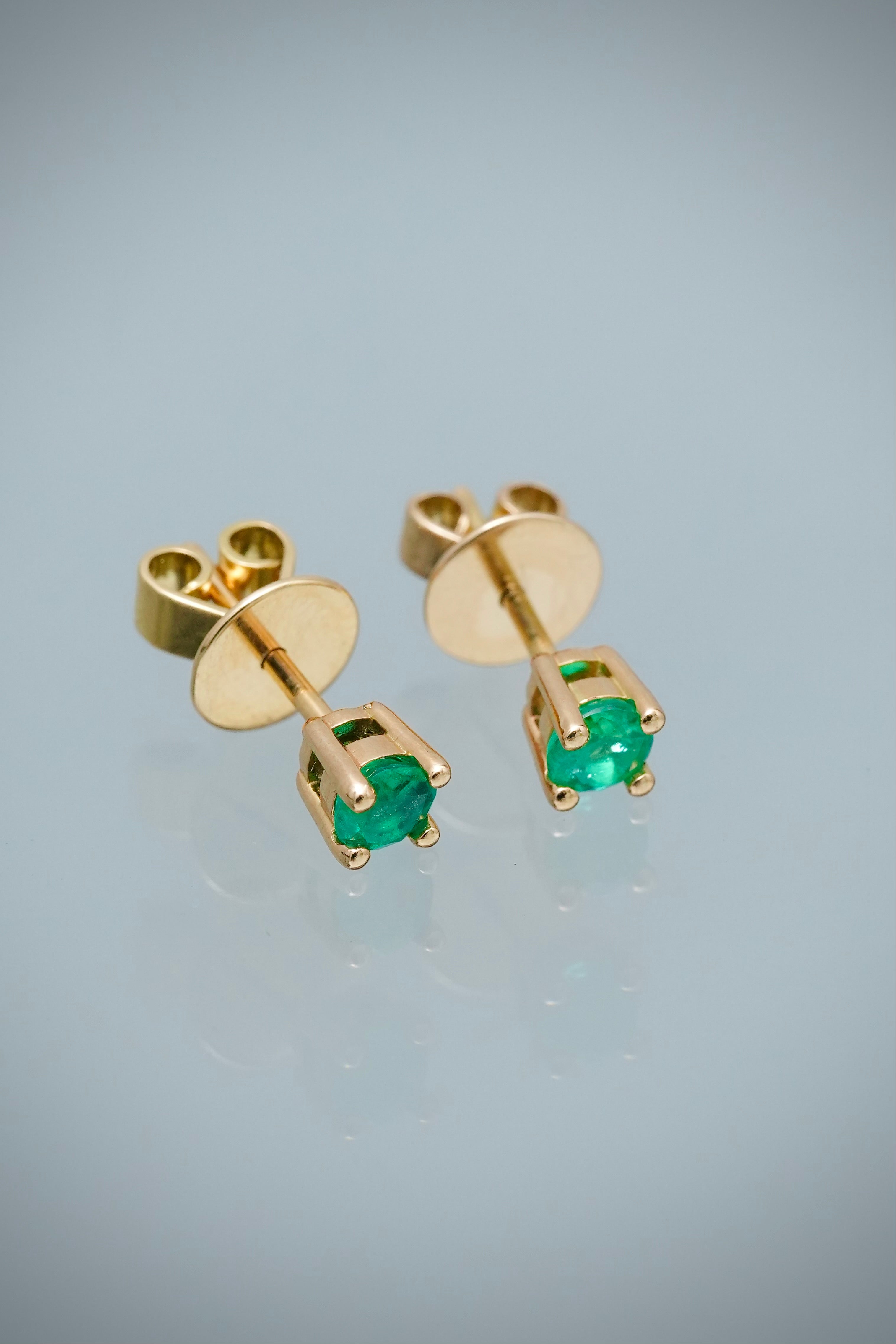 Topos con 44pts de Esmeralda 1.9gr / 0.3cm / 3.8mm — Oro Amarillo