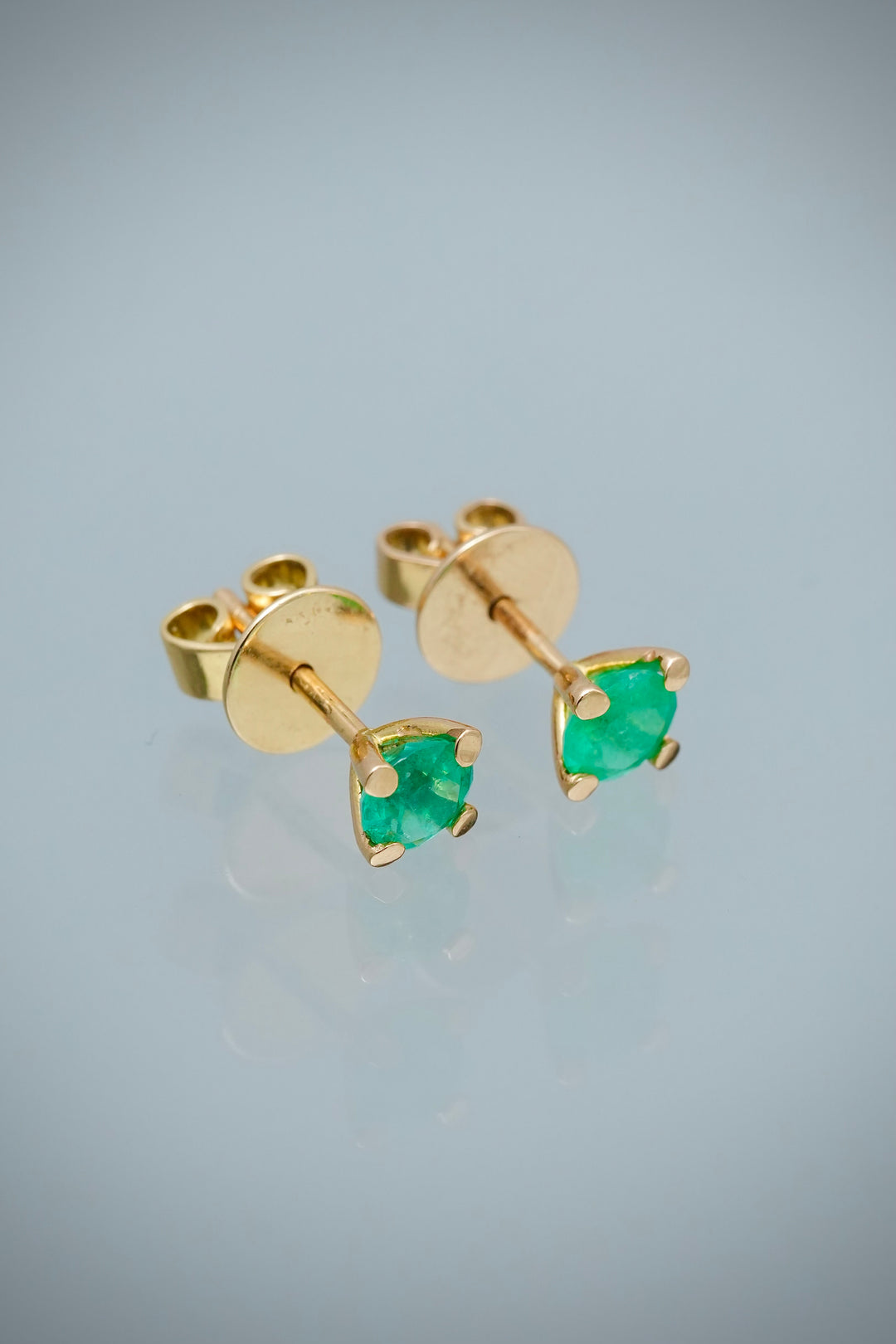 Topos con 88pts de Esmeralda 1.65gr / 0.4cm / 4.9mm — Oro Amarillo