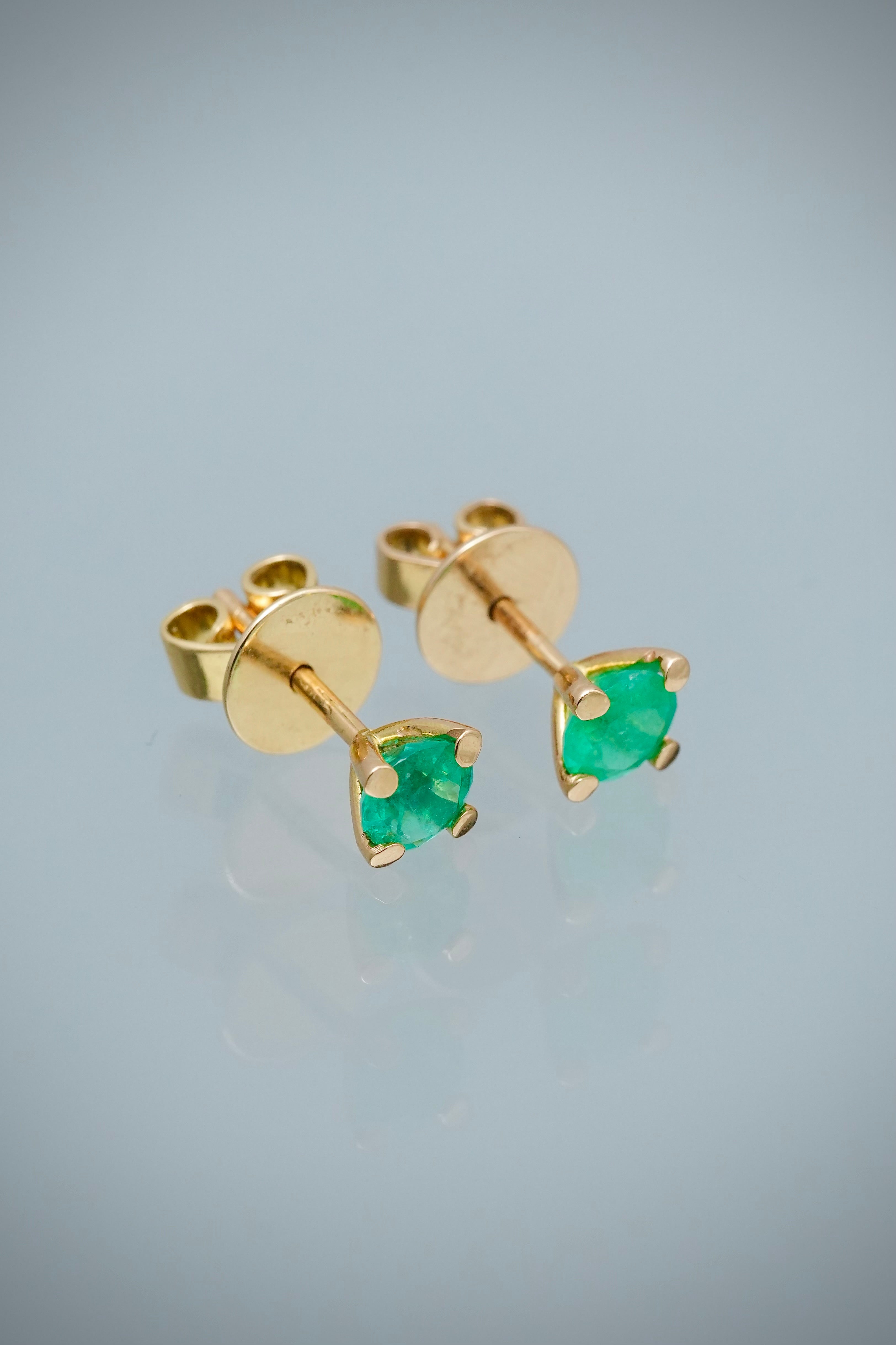 Topos con 88pts de Esmeralda 1.65gr / 0.4cm / 4.9mm — Oro Amarillo