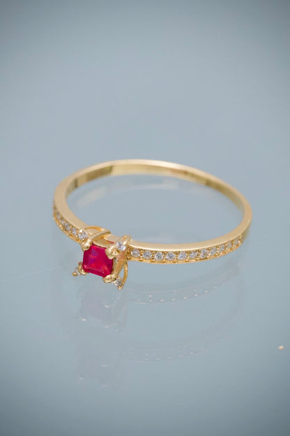 Solitario con 18pts de Rubie y 9pts de Diamante 1.45gr / Talla 7 1/2 — Oro Amarillo
