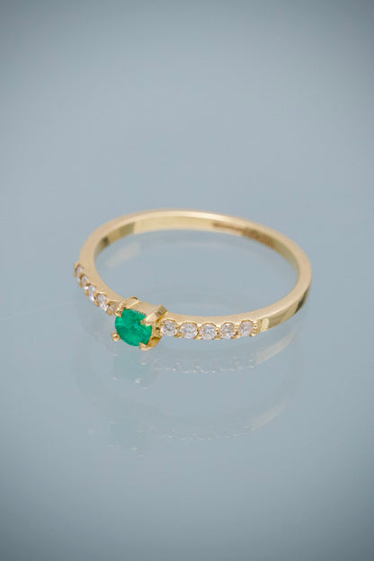 Solitario con 13pts de Esmeralda y 14pts de Diamante 1.7gr / Talla 6 — Oro Amarillo
