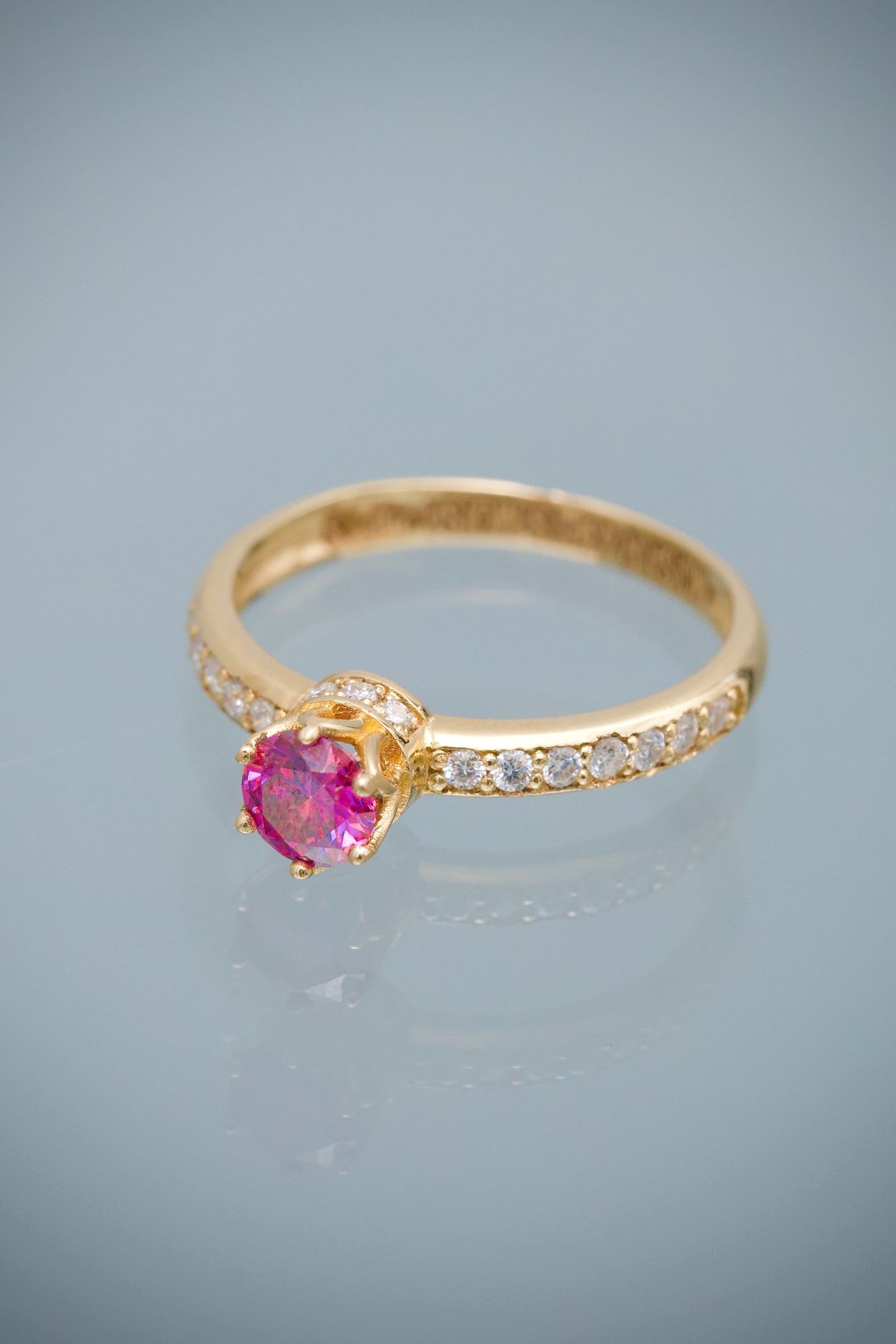 Solitario con 68pts de Moissanitas 2.7gr / Talla 7 1/4 — Oro Amarillo