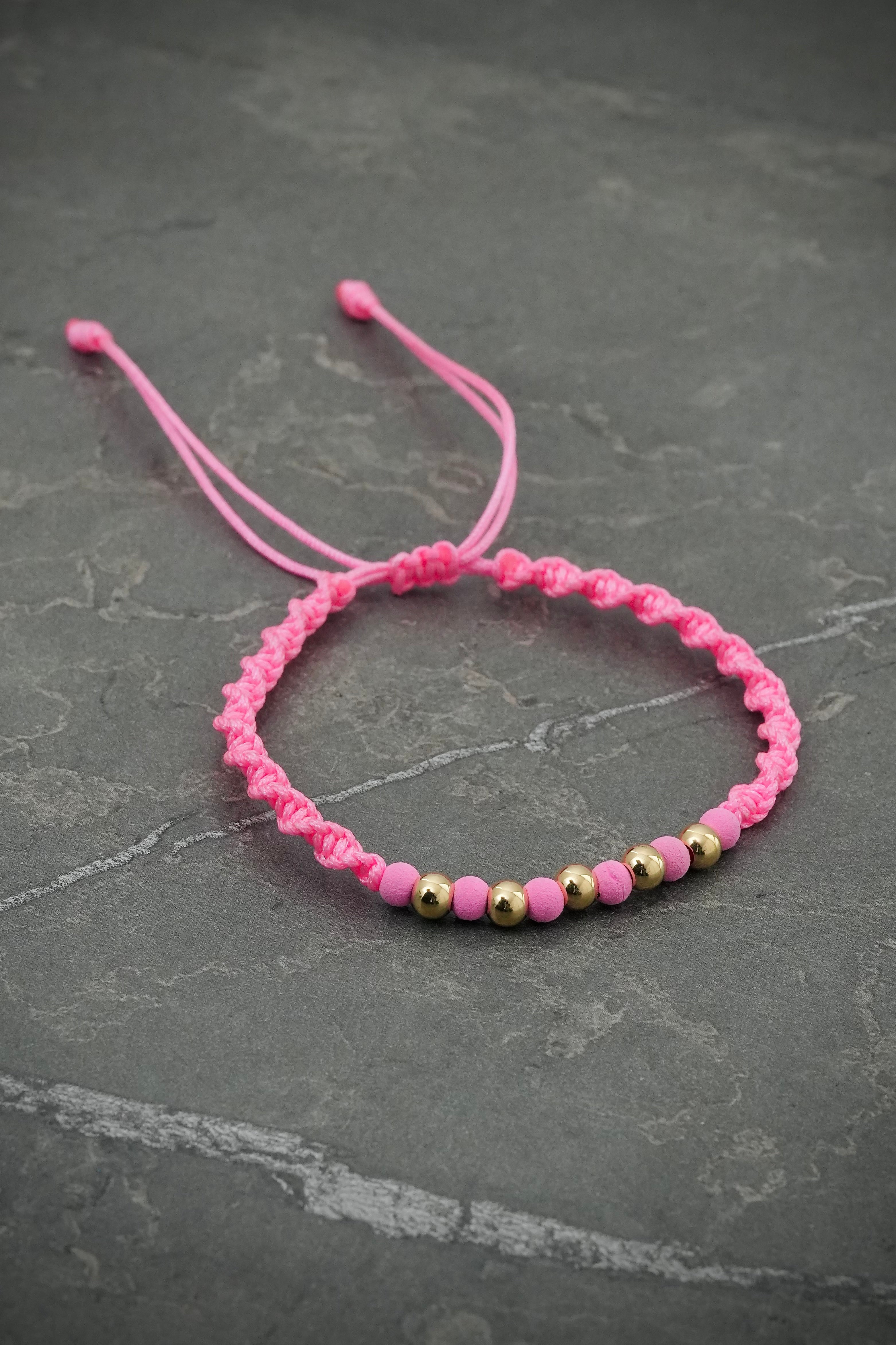 Pulsera en Hilo Rosado con bolas lisas y neoprenos 0.4gr / Oro Amarillo (Joya) M