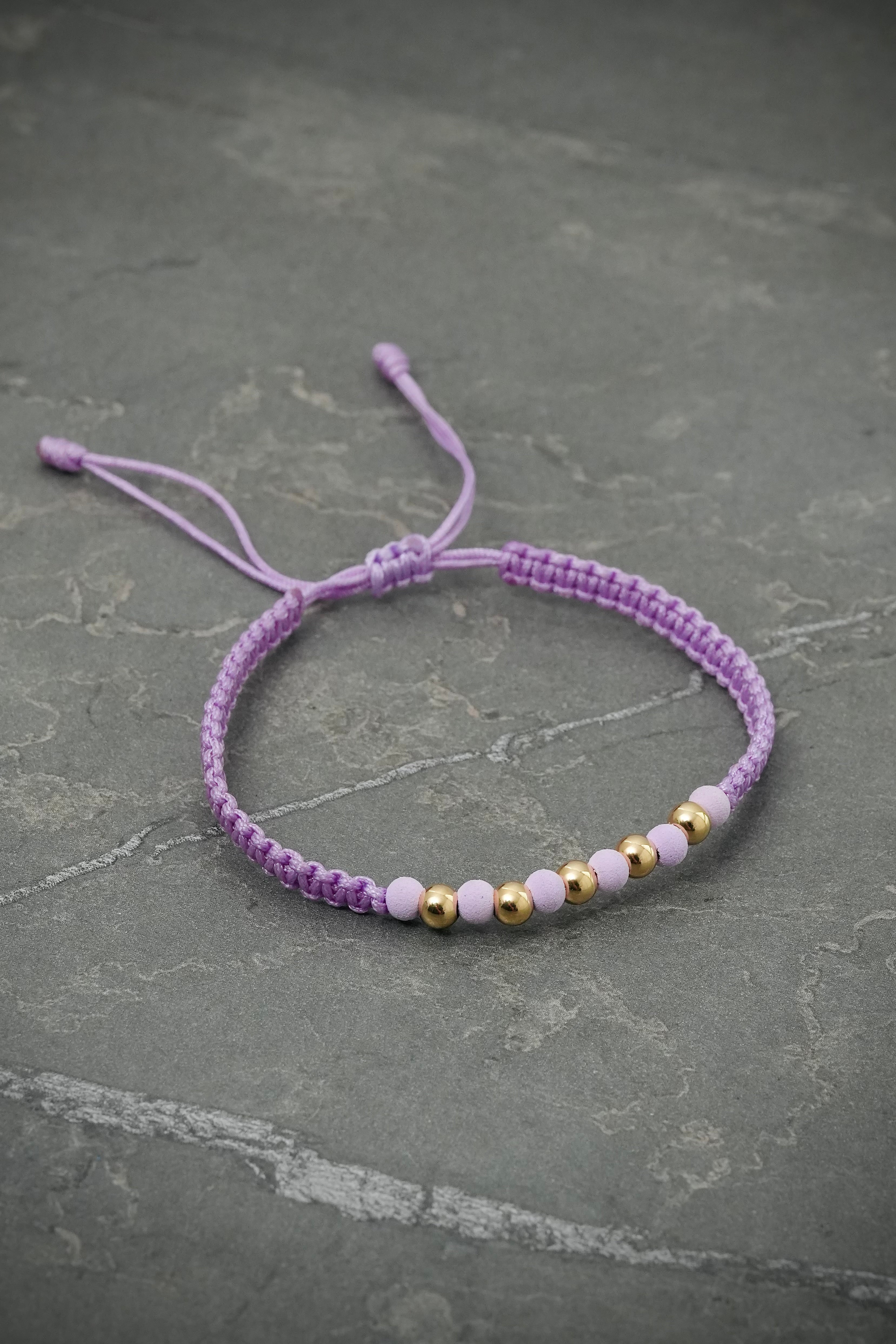 Pulsera en hilo morado con bolas lisas y neoprenos 0.4gr / Oro Amarillo (Joya) M