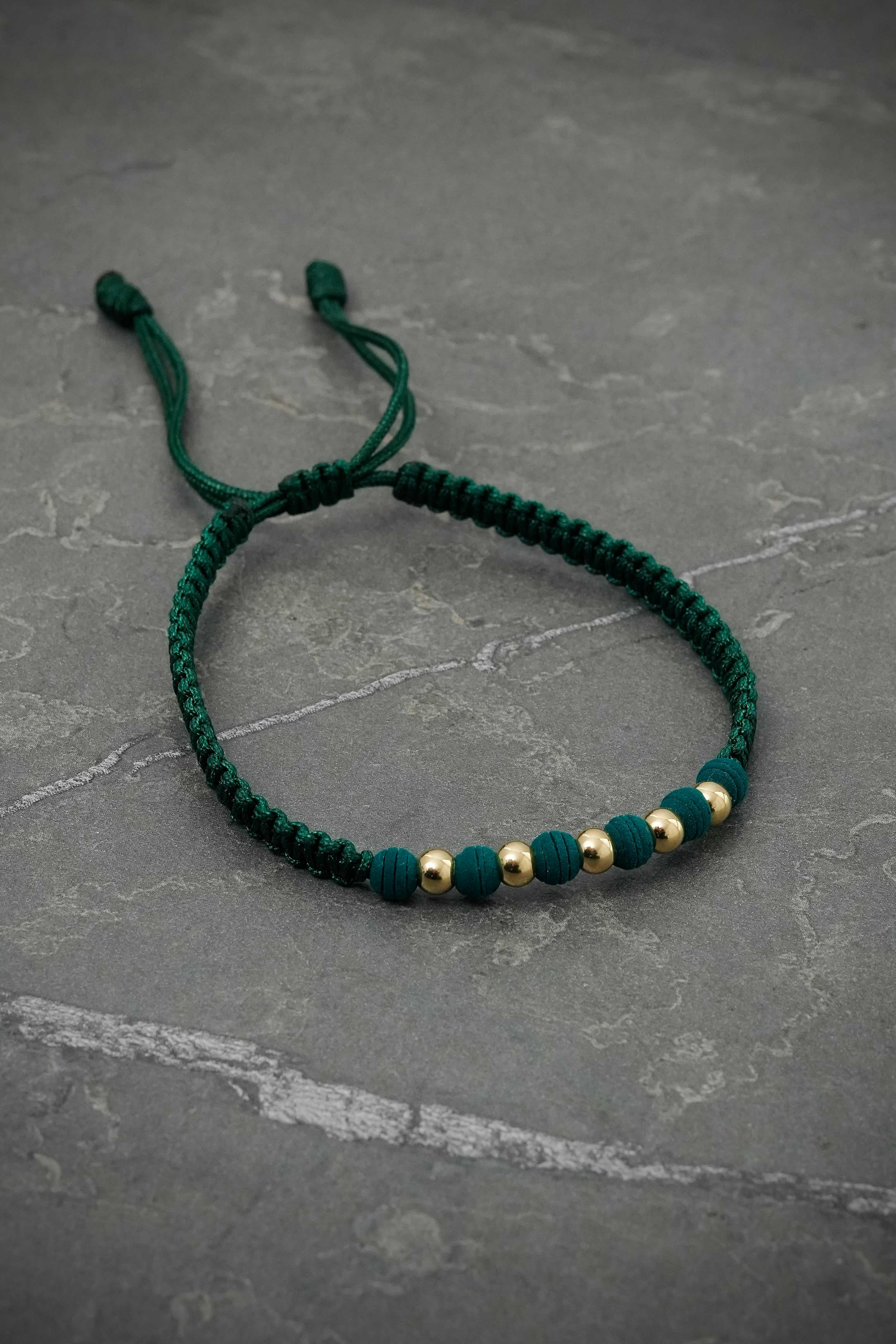 Pulsera en hilo verde con bolas lisas y neoprenos 0.4gr / Oro Amarillo (Joya) M