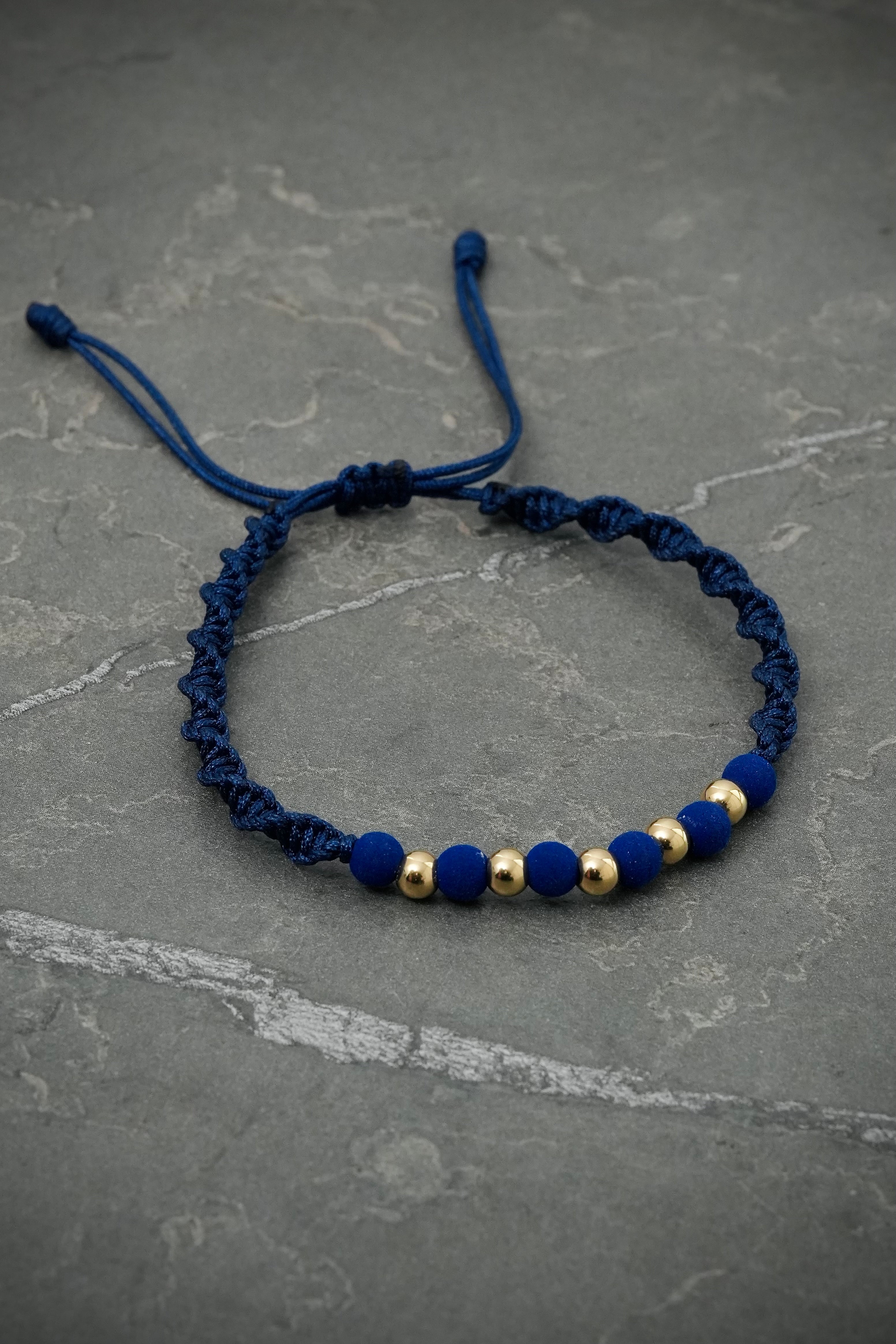 Pulsera en hilo azul oscuro con bolas lisas y neoprenos 0.4gr / Oro Amarillo (Joya) M