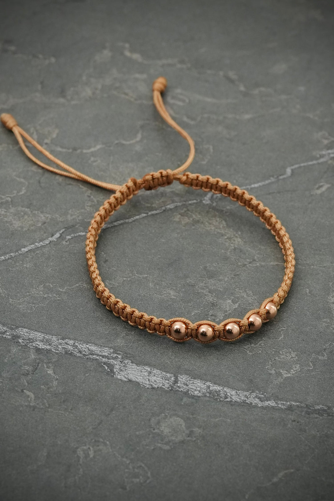 Pulsera en hilo beige con bolas lisas 0.4gr — Oro Rosado