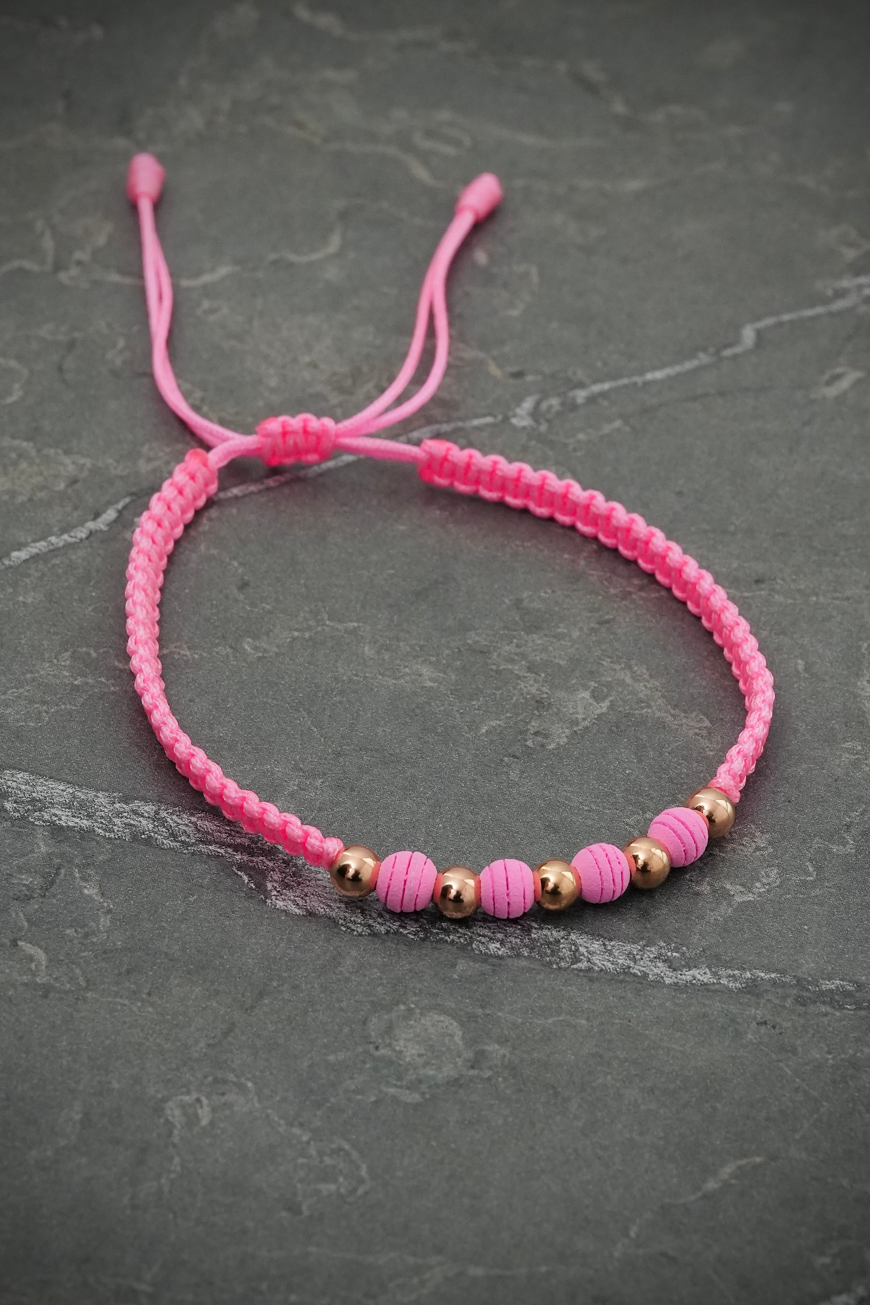 Pulsera en hilo rosado con bolas lisas y neoprenos 0.4gr / Oro Rosado (Joya) M