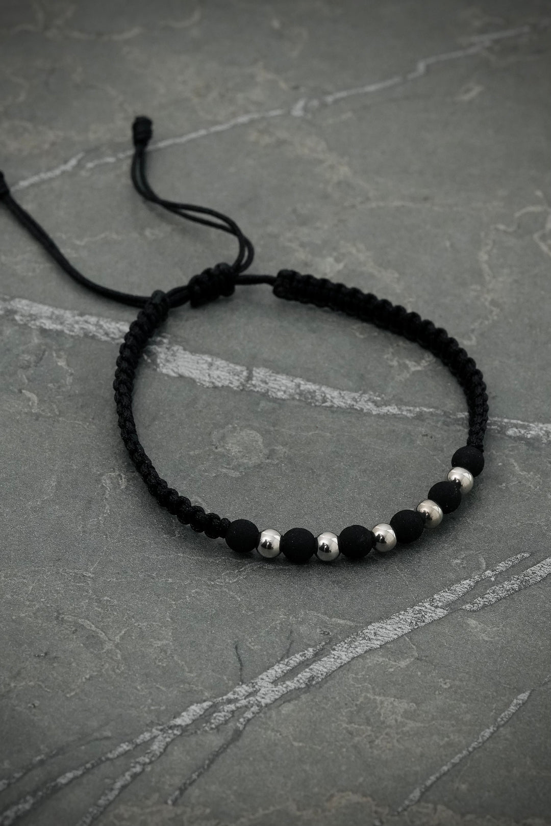 Pulsera en hilo negro con bolas lisas y neoprenos 0.4gr — Oro Blanco