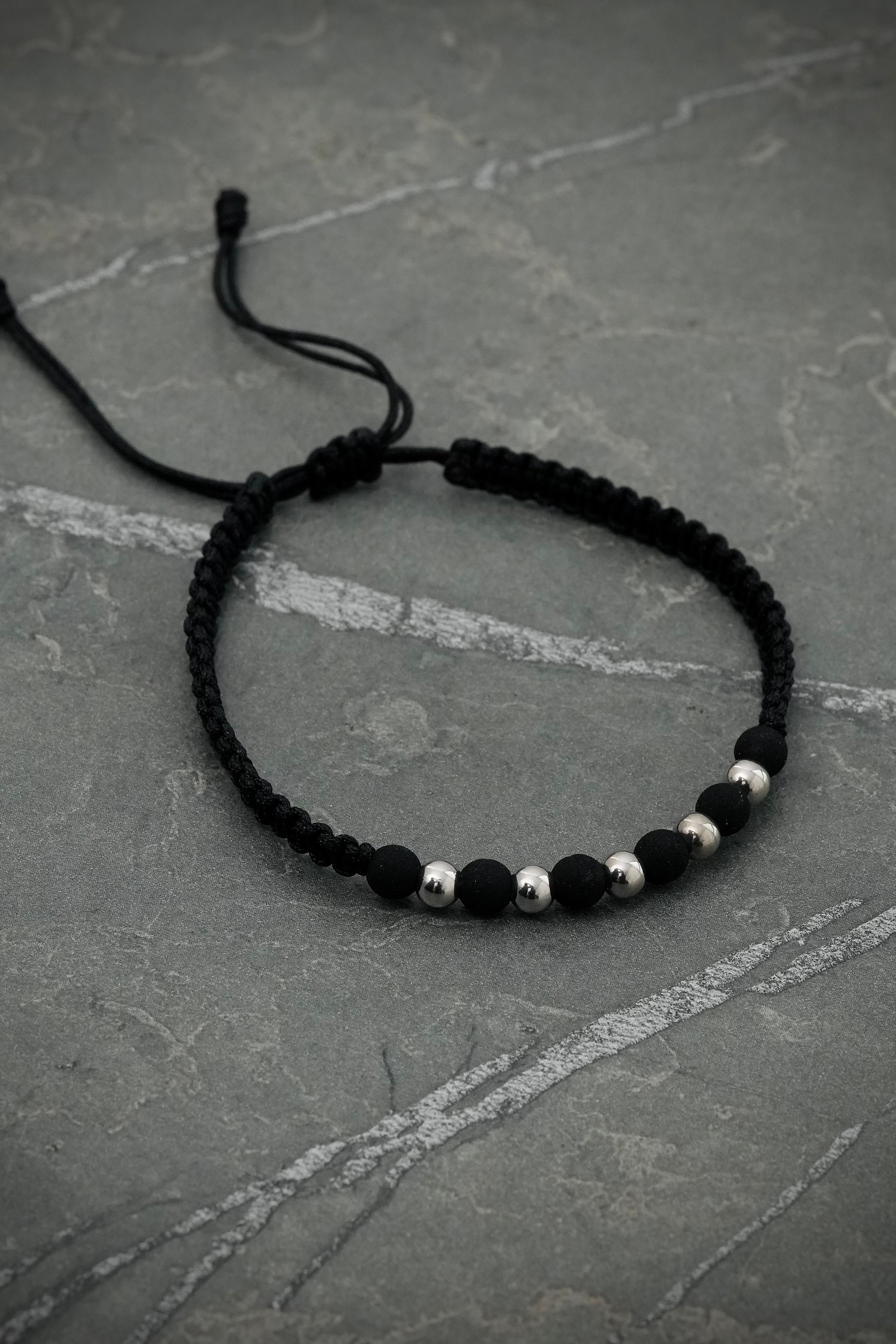 Pulsera en hilo negro con bolas lisas y neoprenos 0.4gr / Oro Blanco (Joya) M