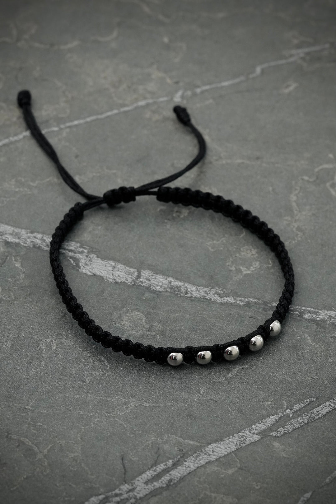 Pulsera en hilo negro con bolas lisas 0.4gr — Oro Blanco
