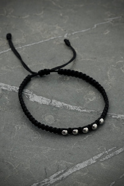 Pulsera en hilo negro con bolas lisas 0.4gr — Oro Blanco