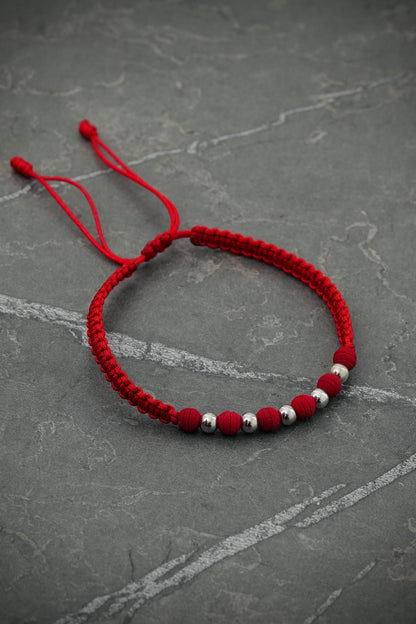 Pulsera en hilo rojo con bolas lisas y neoprenos 0.4gr — Oro Blanco