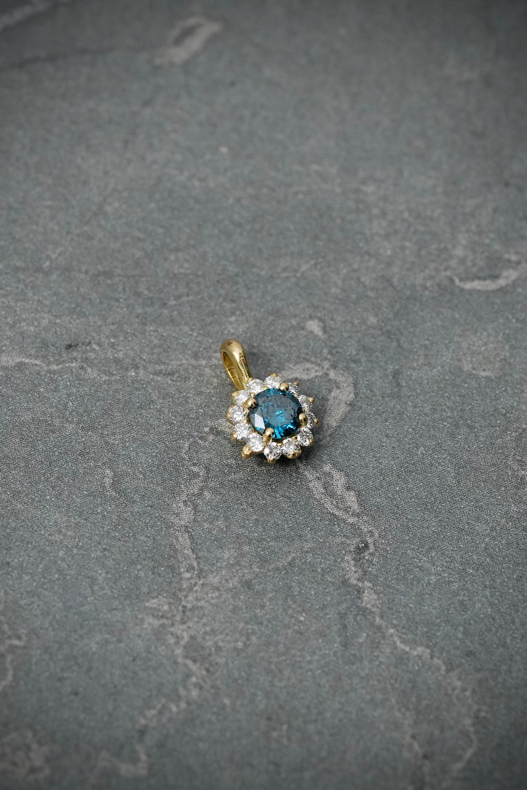 Dije con 20pts de diamante azul y 11pts de diamantes blanco 0.55gr / Largo 1cm / Oro Amarillo (Joya) M