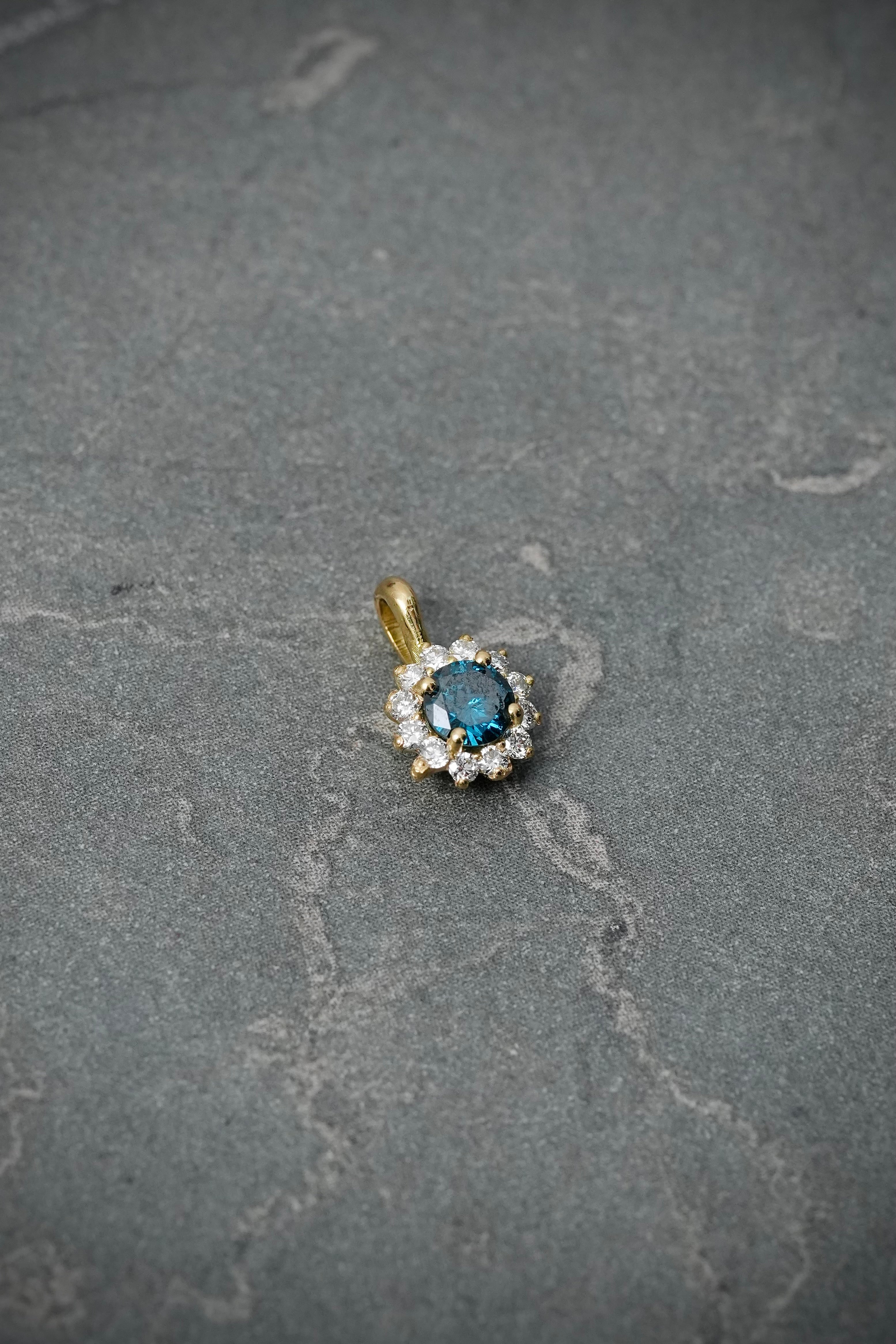Dije con 20pts de diamante azul y 11pts de diamantes blanco 0.55gr / Largo 1cm / Oro Amarillo (Joya) M