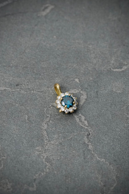 Dije con 20pts de diamante azul y 11pts de diamantes blanco 0.55gr / Largo 1cm / Oro Amarillo (Joya) M