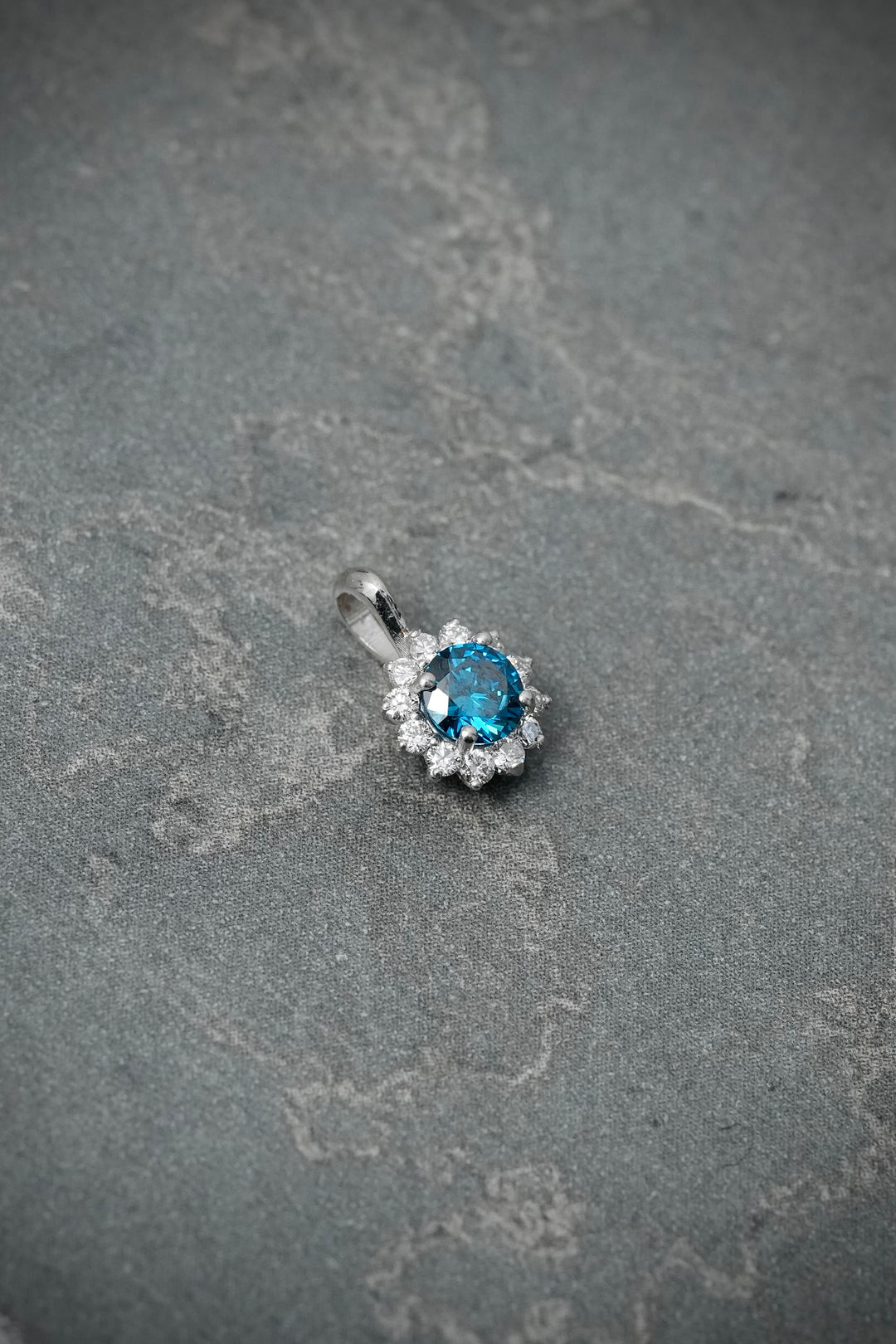 Dije con 22pts de diamante azul y 11pts de diamantes blanco 0.5gr / Largo 1cm / Oro Blanco (Joya) B