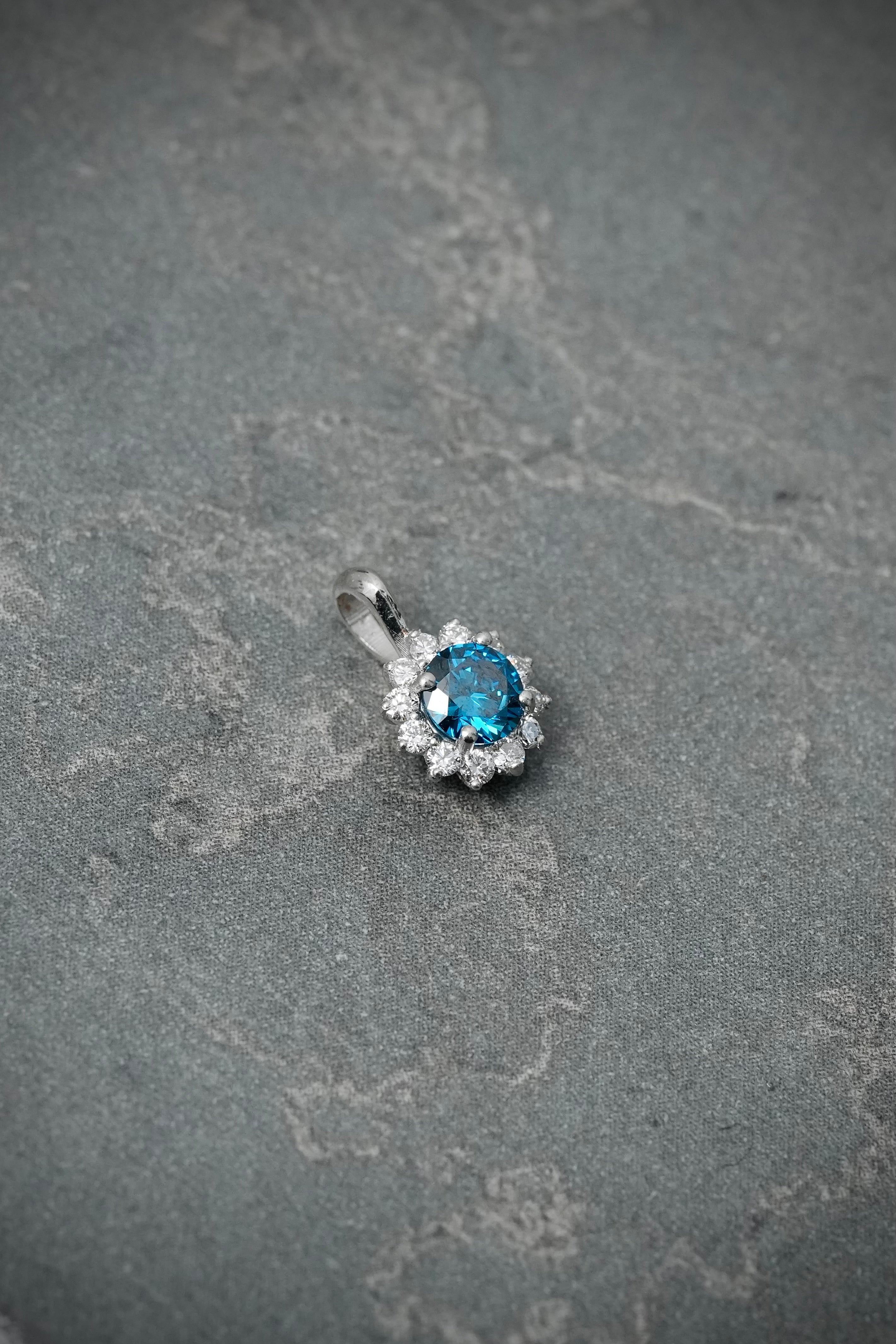 Dije con 25pts de diamante azul y 11pts de diamantes blanco 0.5gr / Largo 1cm / Oro Blanco (Joya) M