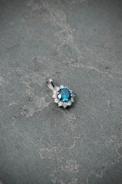 Dije con 25pts de diamante azul y 11pts de diamantes blanco 0.5gr / Largo 1cm / Oro Blanco (Joya) M