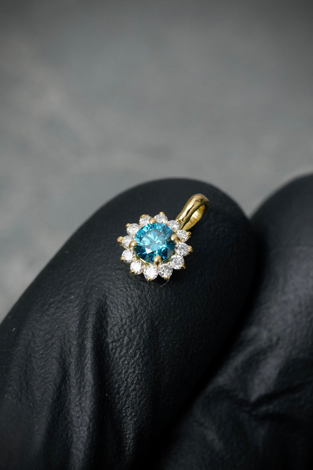 Dije con 20pts de diamante azul y 11pts de diamantes blanco 0.55gr / Largo 1cm / Oro Amarillo (Joya) M