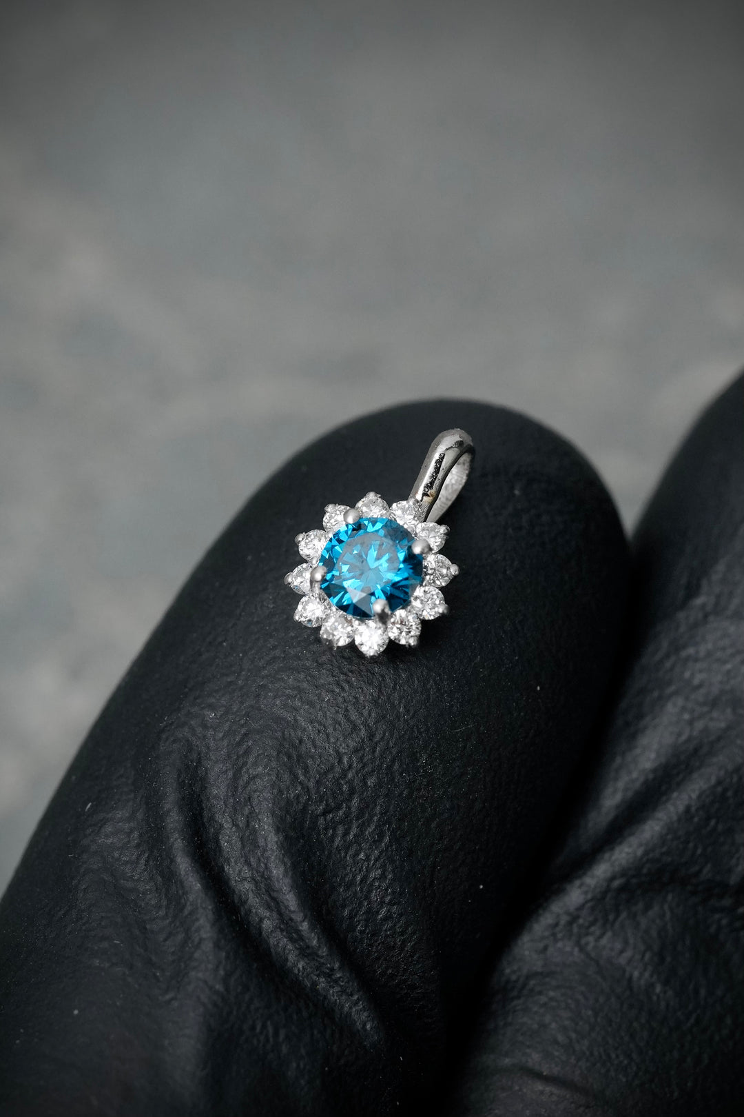 Dije con 22pts de diamante azul y 11pts de diamantes blanco 0.5gr / Largo 1cm / Oro Blanco (Joya) B