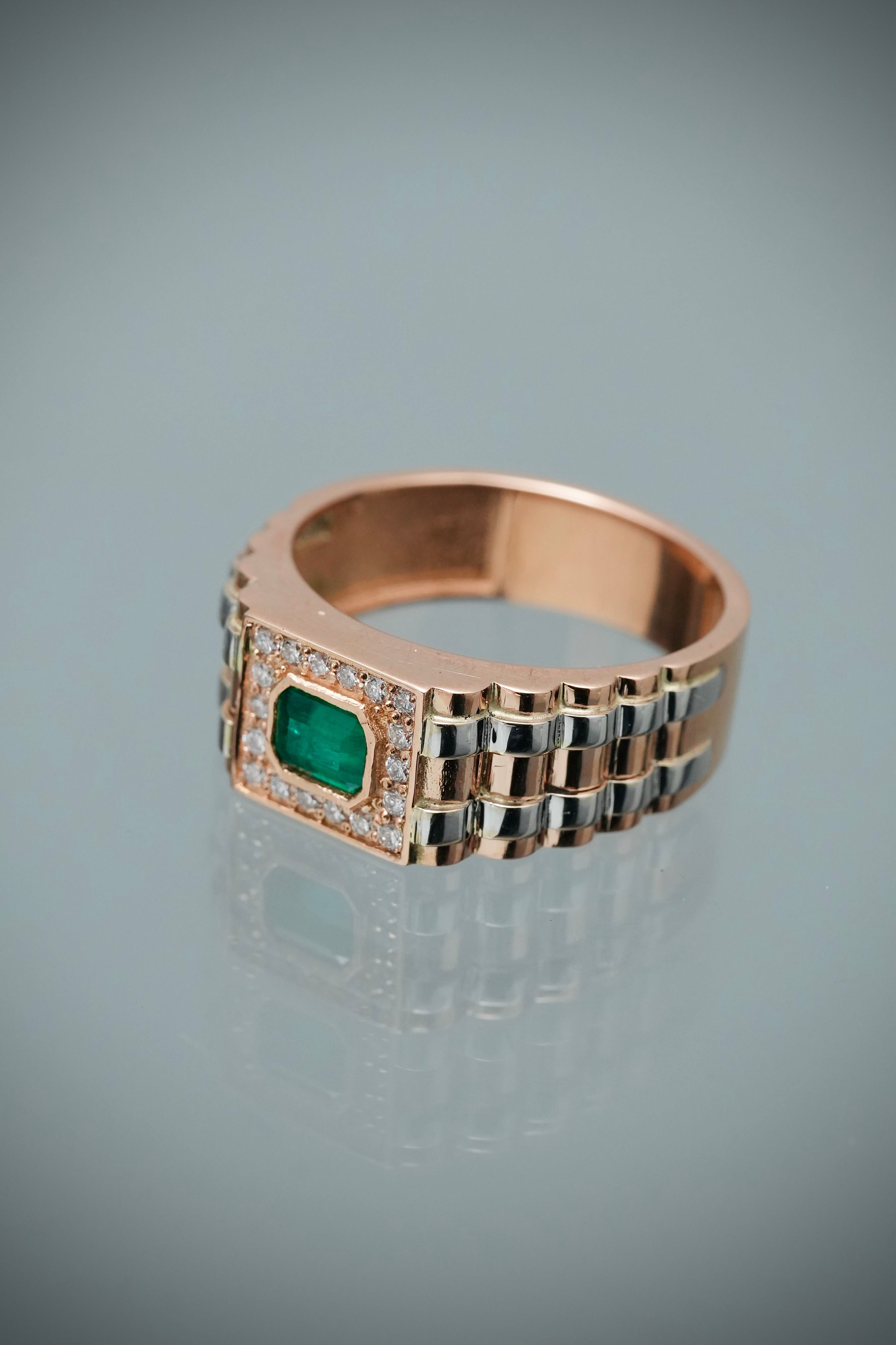 Anillo con 47pts de esmeralda y 16pts de diamantes 6.1gr / TALLA 9 / Dos Oros (Joya) B