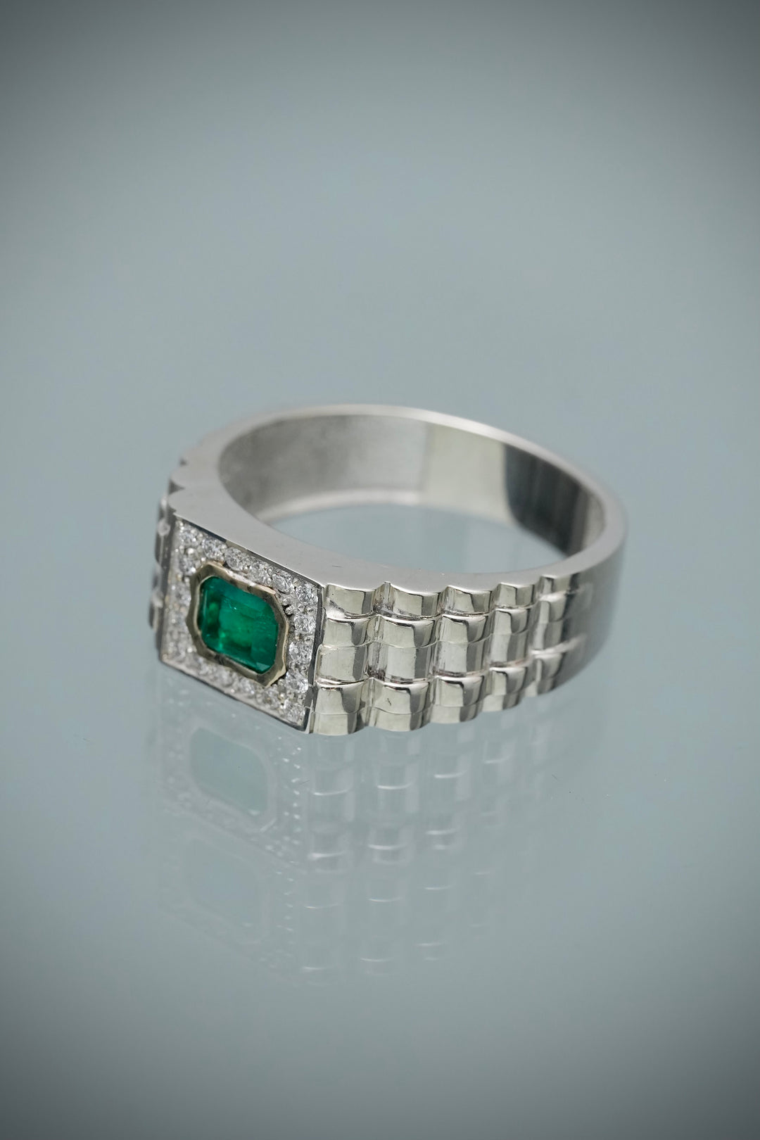 Anillo con 41pts de esmeralda y 16pts de diamantes 5.8gr / Talla 9 1/2 — Oro Blanco