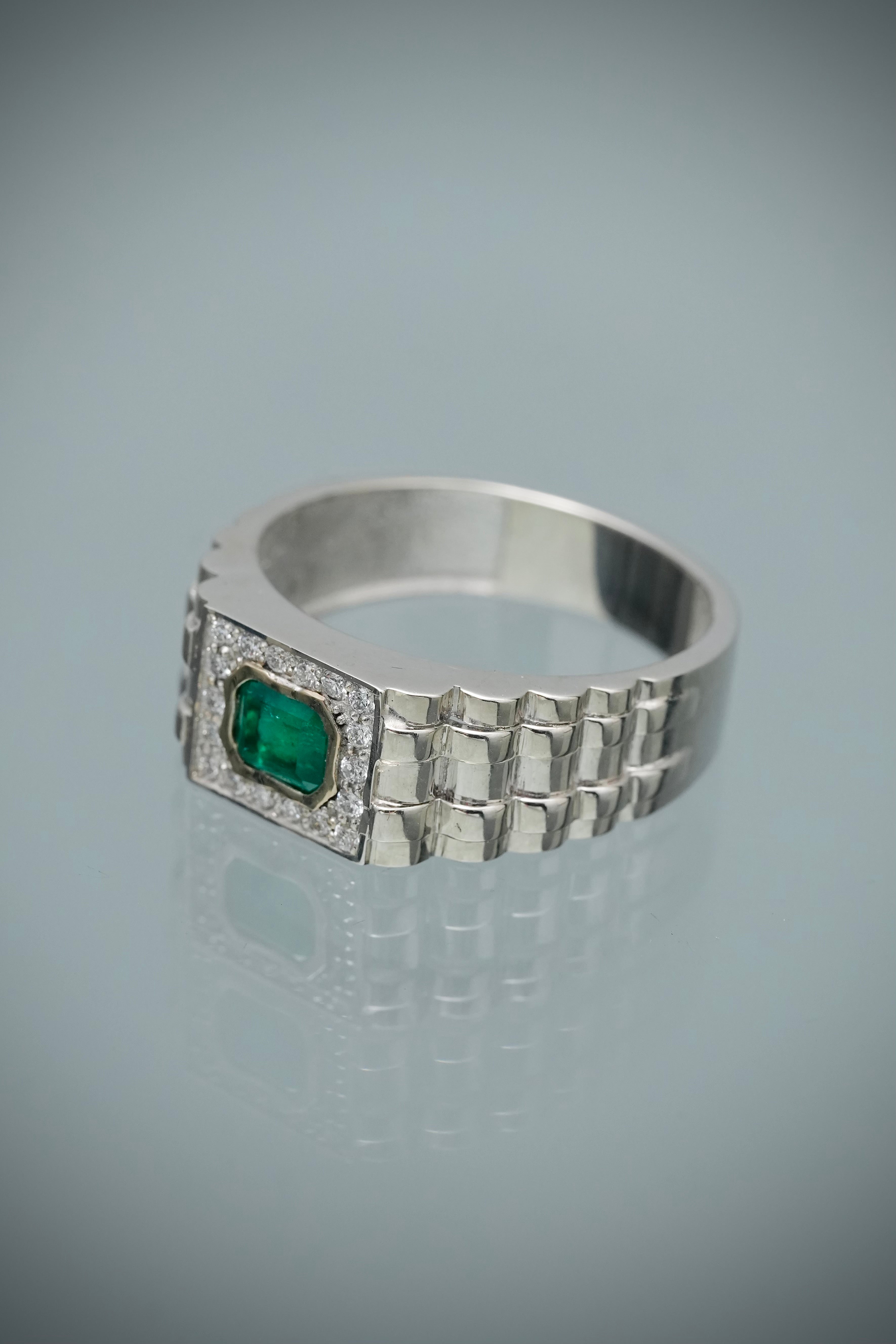 Anillo con 41pts de esmeralda y 16pts de diamantes 5.8gr / TALLA 9 1/2 / Oro Blanco (Joya) B