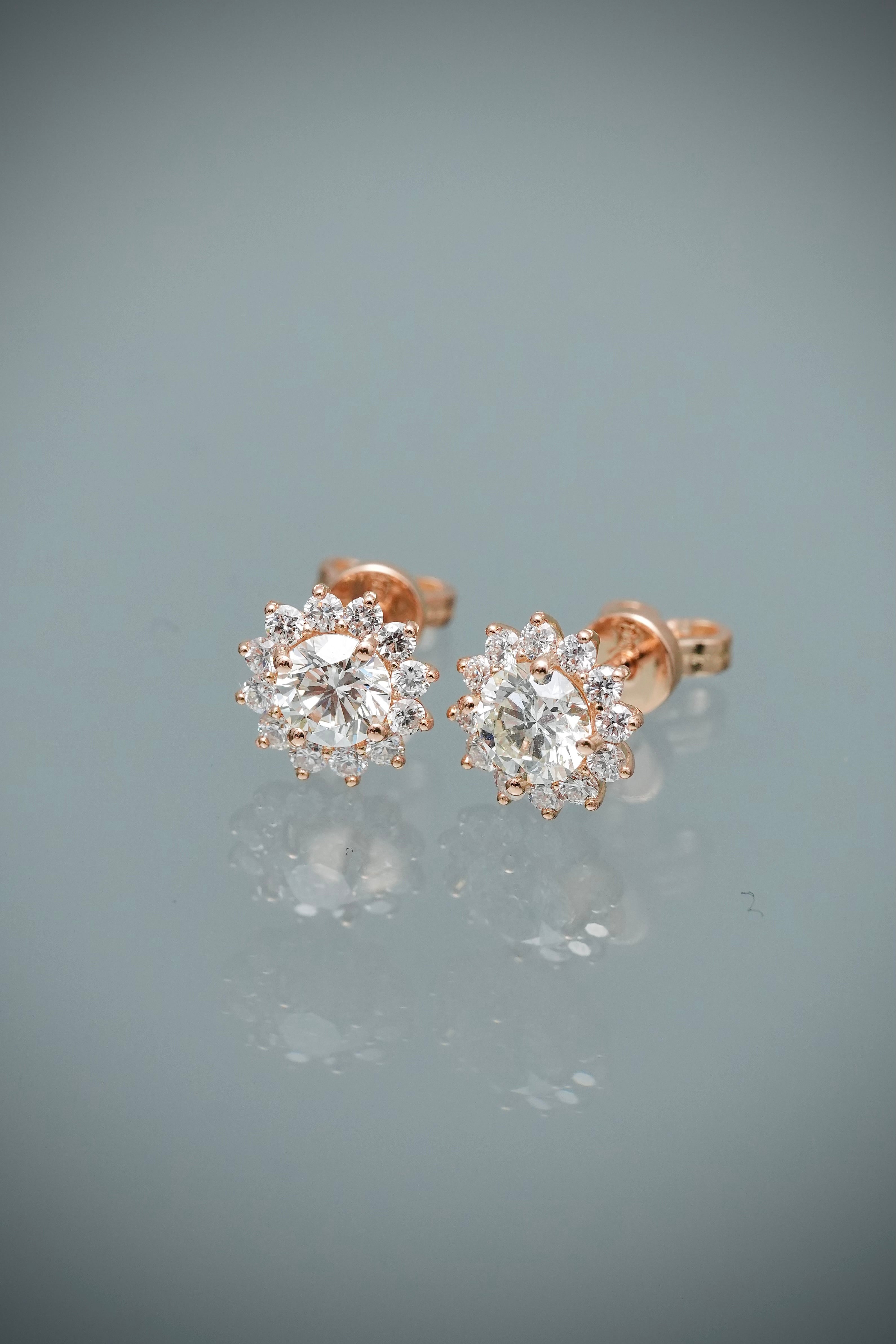 Topos con 72pts de diamante central y 34pts de diamantes laterales 2.25gr / Largo 0.8cm — Oro Rosado