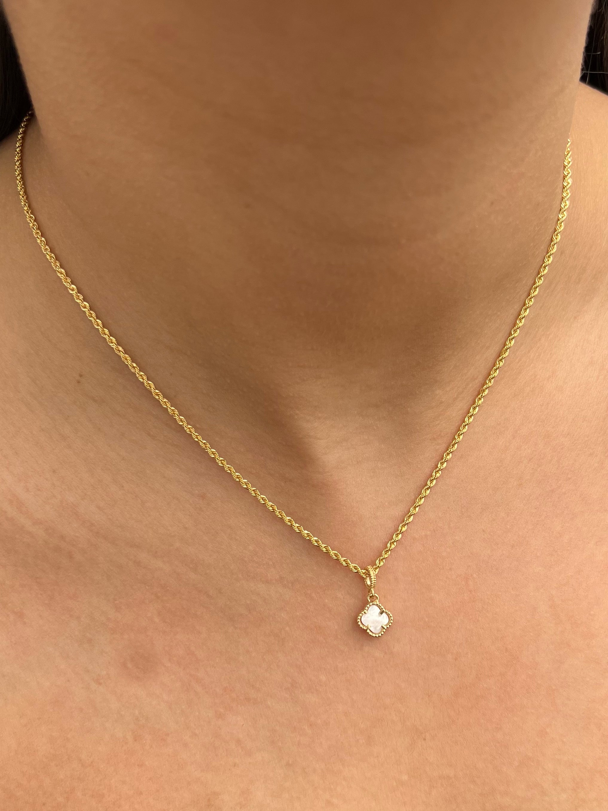 Dije lucky clover piedra blanca 0.8gr / Largo 1.5cm / Oro Amarillo Nac M